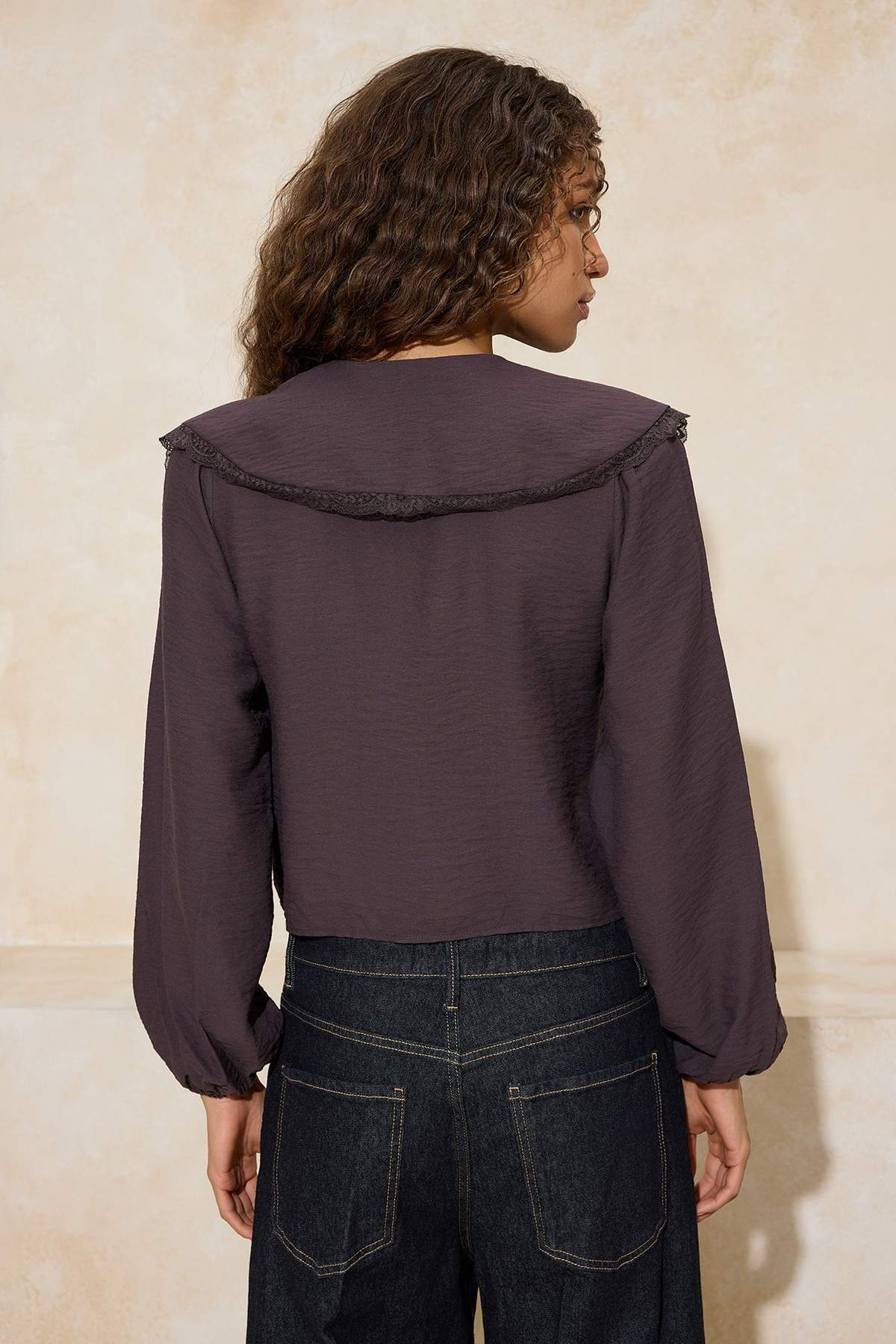 Trendyolmilla  Koyu Kahverengi Bebe Yaka Dantel Garnili Yumuşak Tuşeli Gömlek TWOSS26GO00012 - Görsel 4