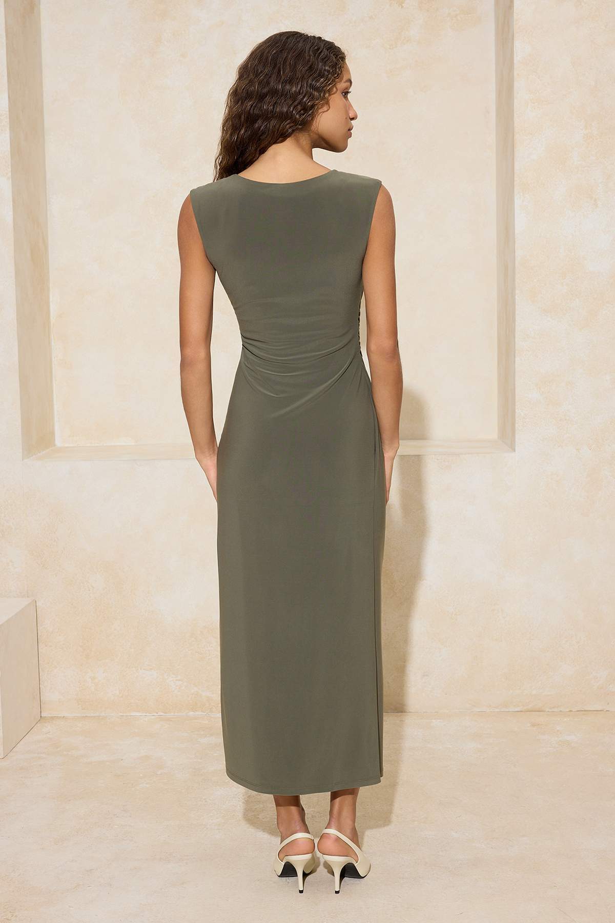 Trendyolmilla  Haki Düz A-line Bisiklet Yaka Kolsuz Büzgülü Midi Esnek Astarlı Örme Elbise TWOSS26EL00011 - Görsel 4