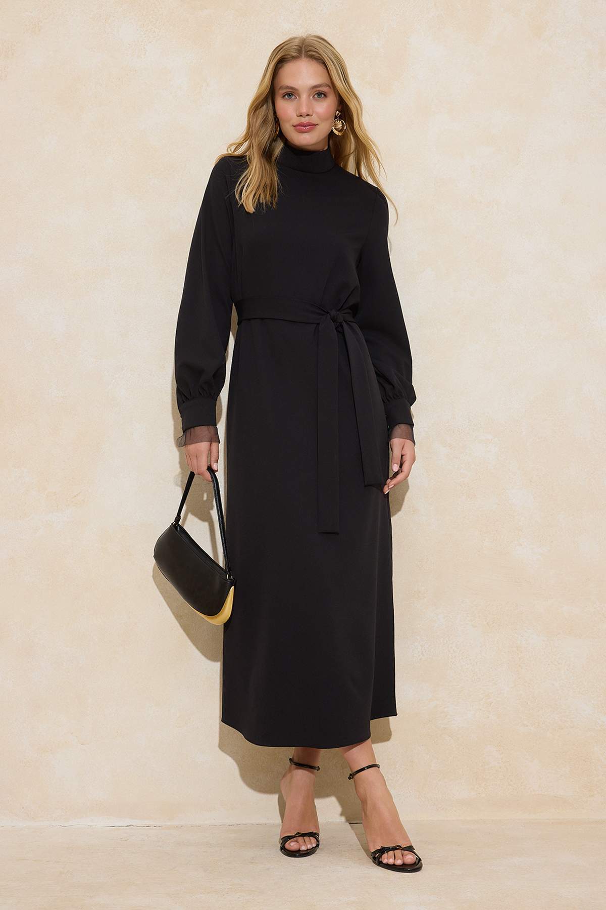 Trendyol Modest Schwarzes gewebtes Kleid mit Stehkragen und Gürteldetail TCTS...