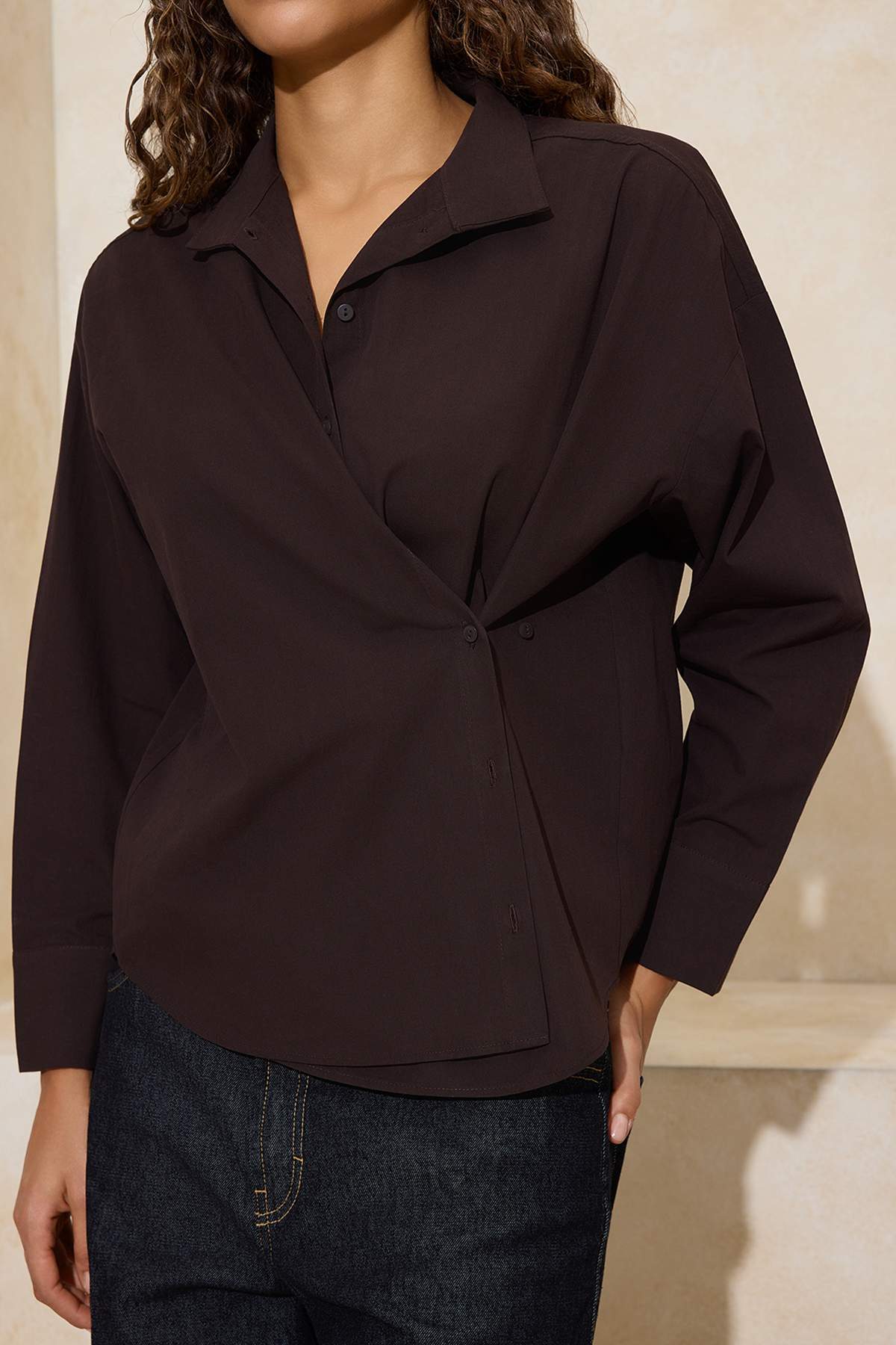 Trendyolmilla  Trendyol Studio Koyu Kahverengi Oversize Asimetrik Pamuklu Poplin Gömlek TWOAW26GO00106 - Görsel 4