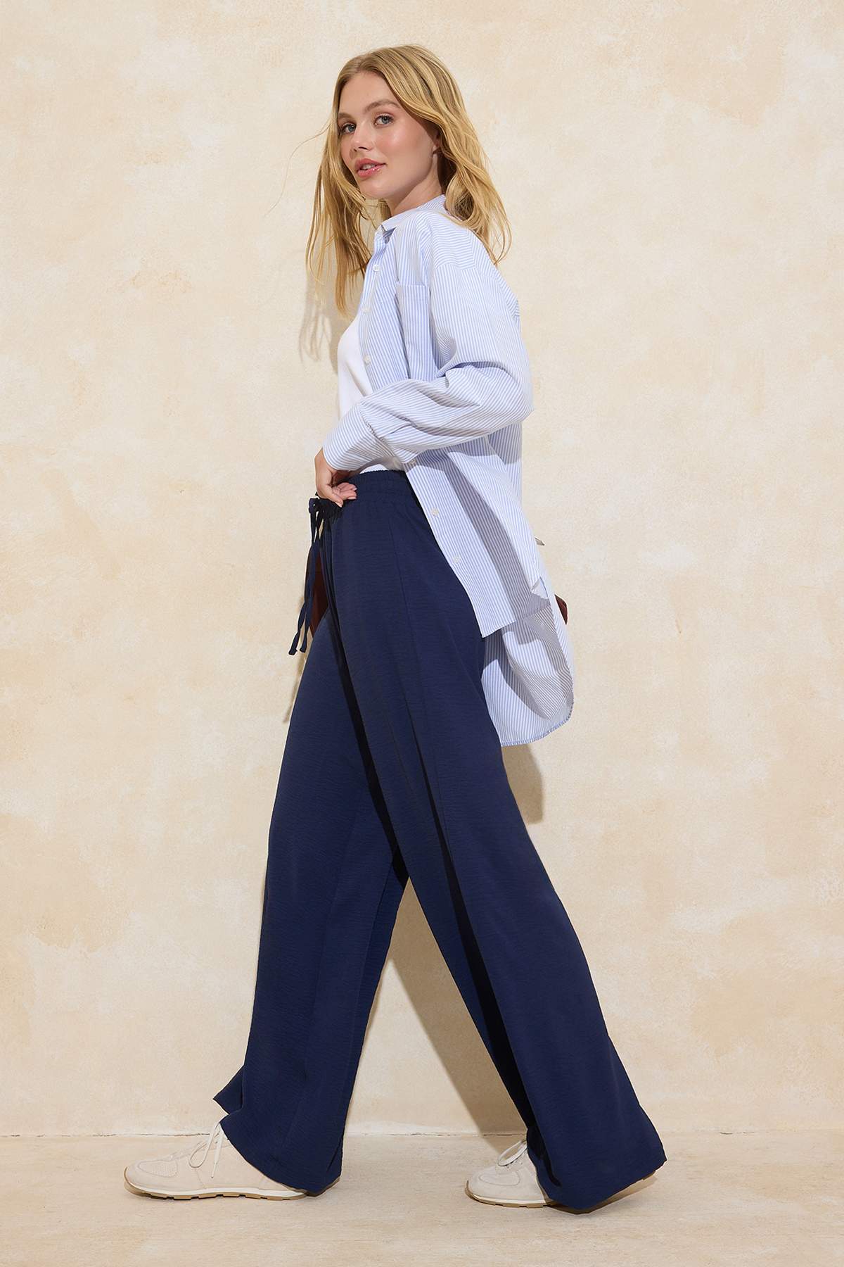 Trendyolmilla  Lacivert Wide Leg Bol Paça Dokuma Pantolon TCTSS22PL0240 - Görsel 2