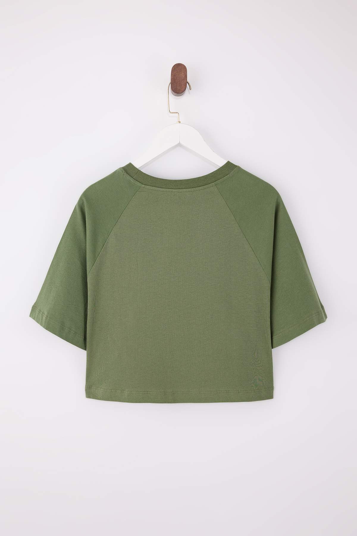 Trendyolmilla  Wardrobe Essentials-Haki Boxy/Rahat Kalıp Kısa Kollu Crop %100 Pamuk Örme T-Shirt TWOSS26TS00006 - Görsel 6