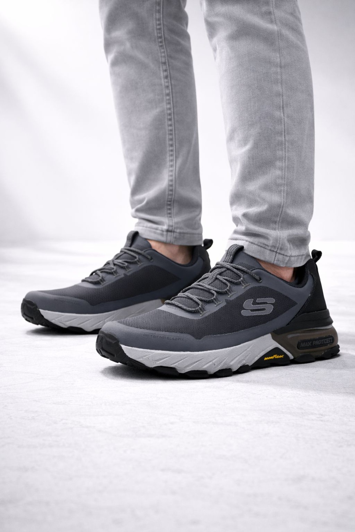 اسکچرز کفش کتانی مردانه فوم مموری دافع آب مکس پروتکت - کفش کتانی مردانه فضای باز با کفی مموری فوم ضد آب