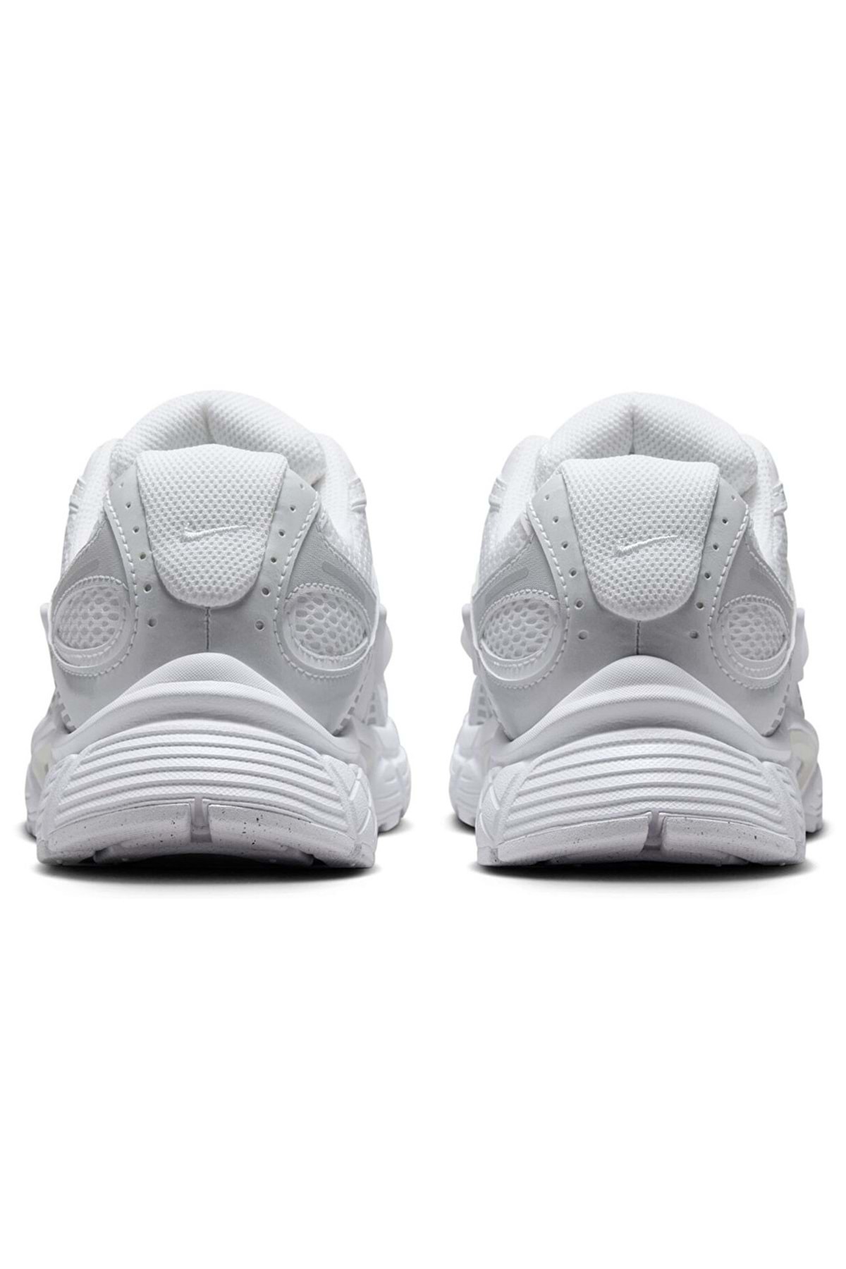 حذاء رياضي للجنسين V5 Rnr باللون الأبيض