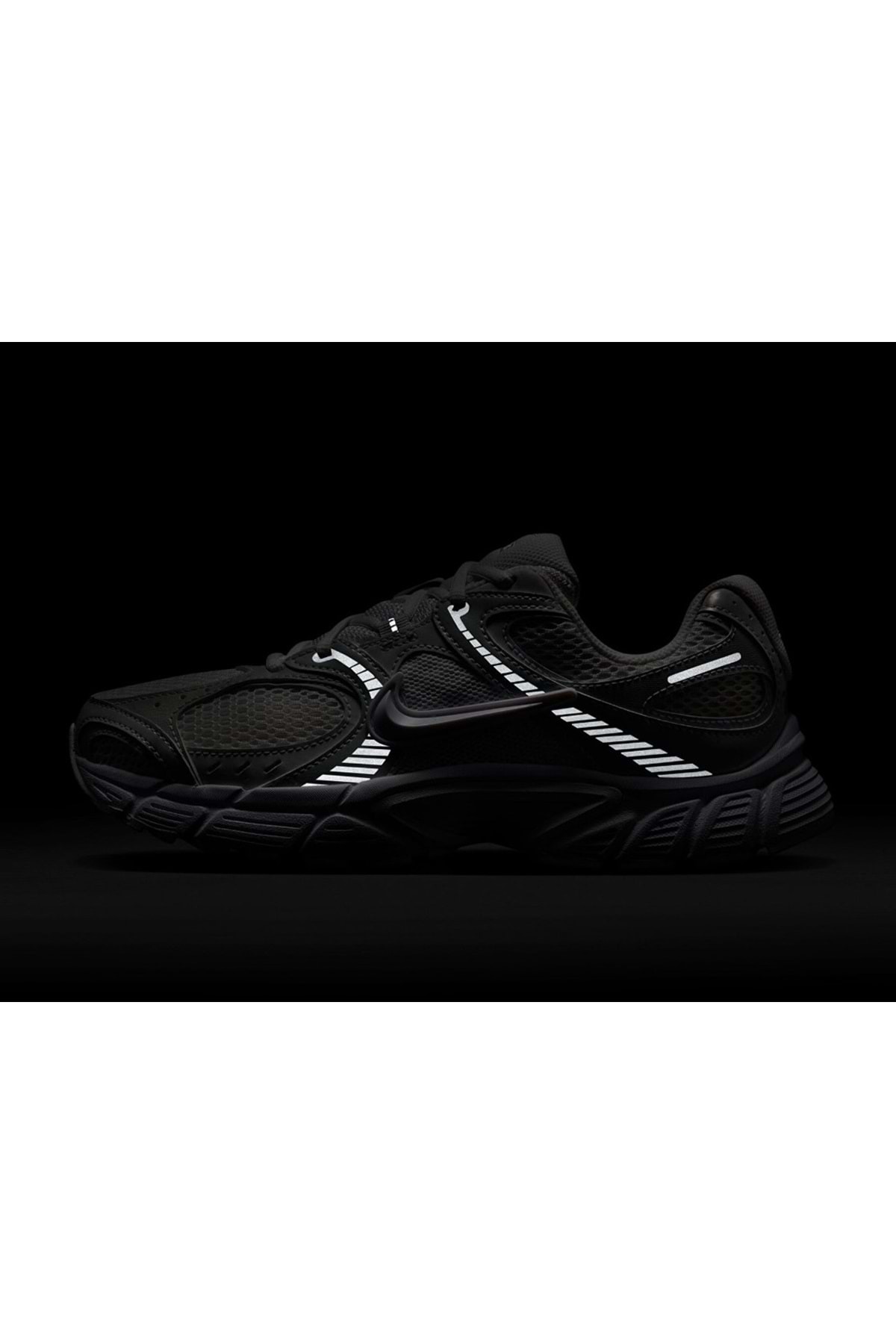 حذاء رياضي للجنسين V5 Rnr باللون الأبيض