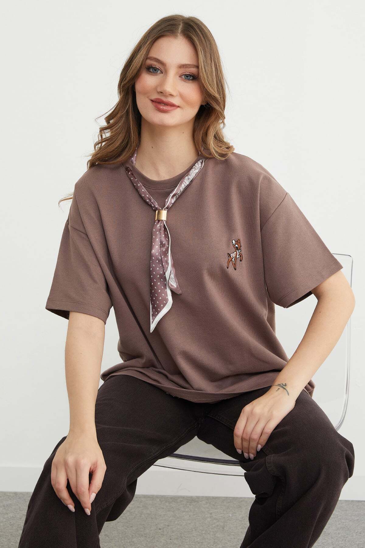 Fullamoda  Fular Detaylı Bisiklet Yaka Nakışlı Oversize Tişört - Görsel 2