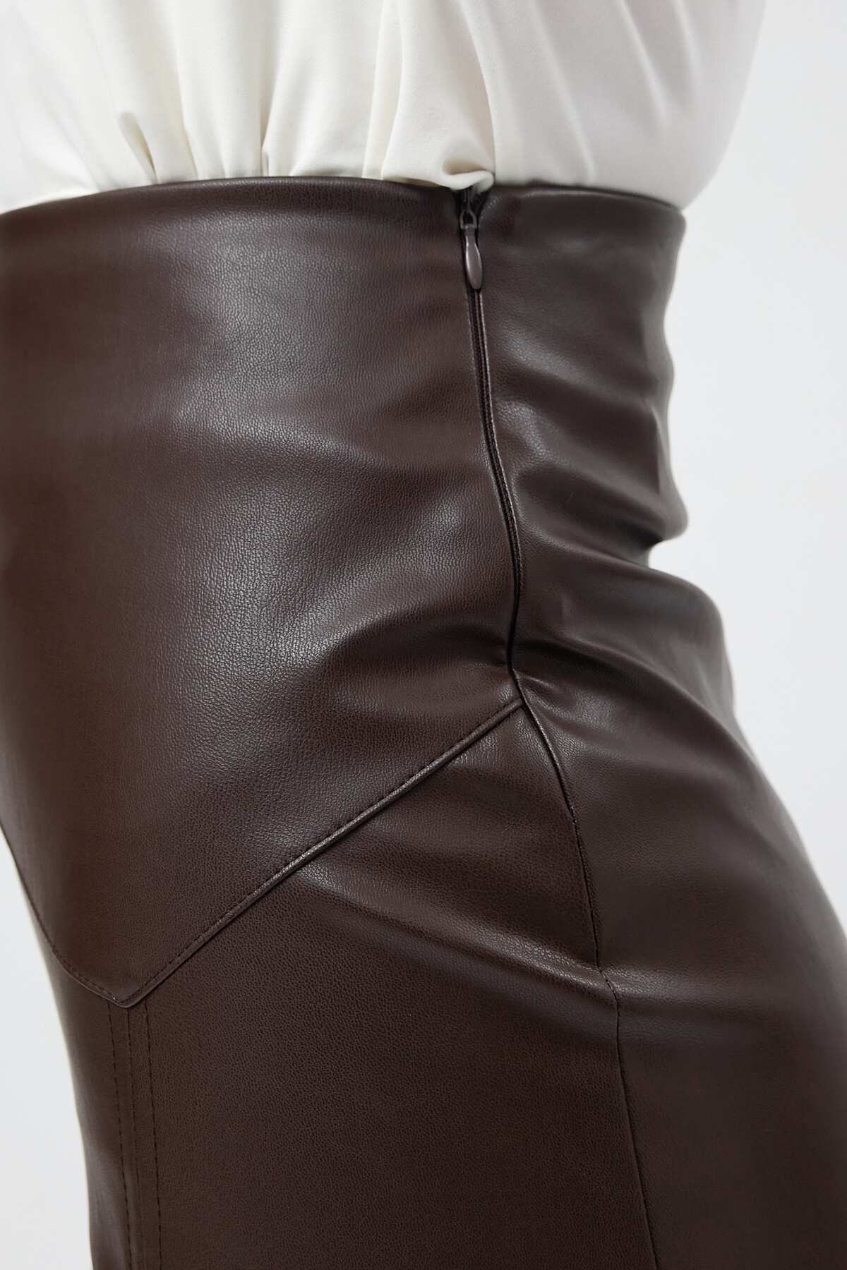 Laranor  Koyu Kahve Yırtmaçlı Asimetrik Kesim Suni Şardonlu Deri Etek Gündüz Gece Şıklığı - Görsel 6