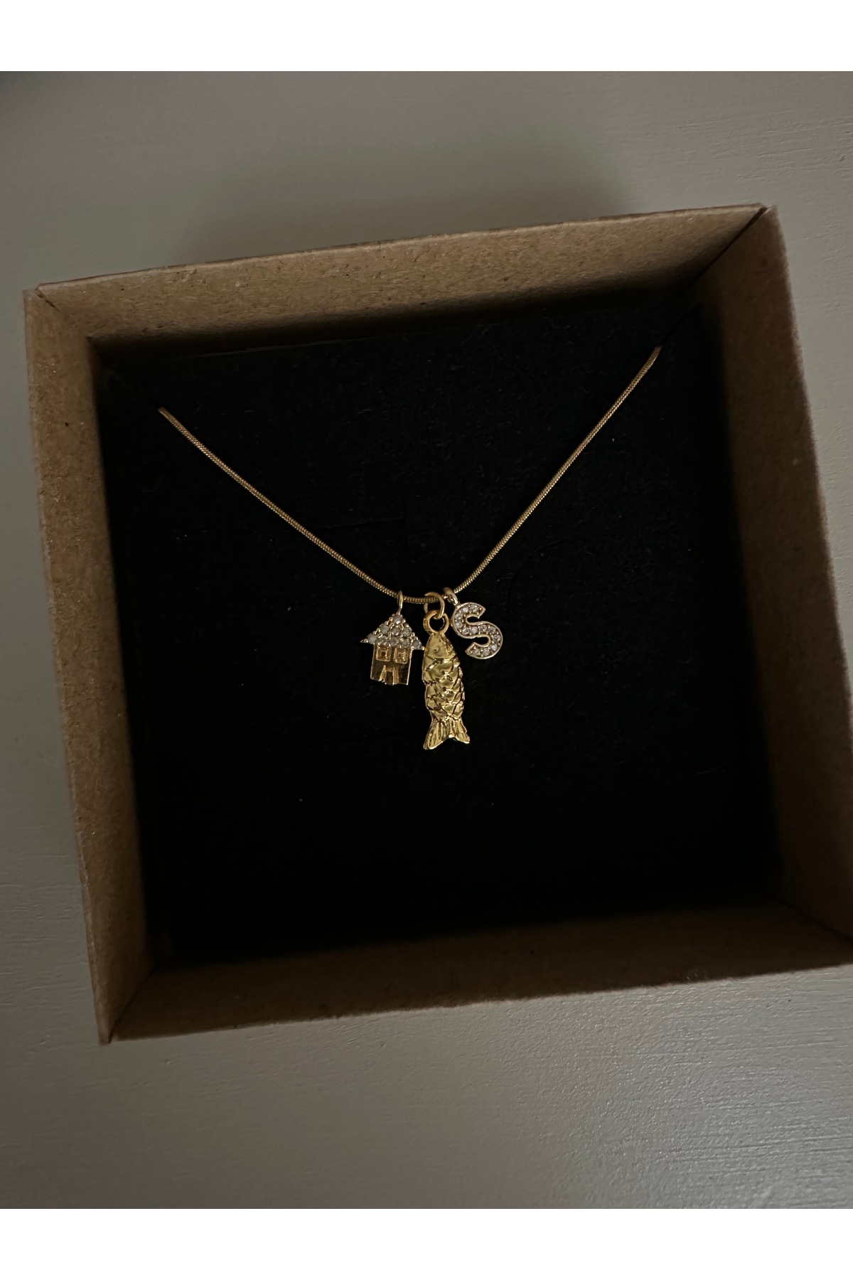 Taşlı Ev Ve Balık Figürlü Harf Charm Çelik Zincirli Gold Kadın Kolye (45 Cm) – Sevgililer Günü Özel - Detay Görseli 1