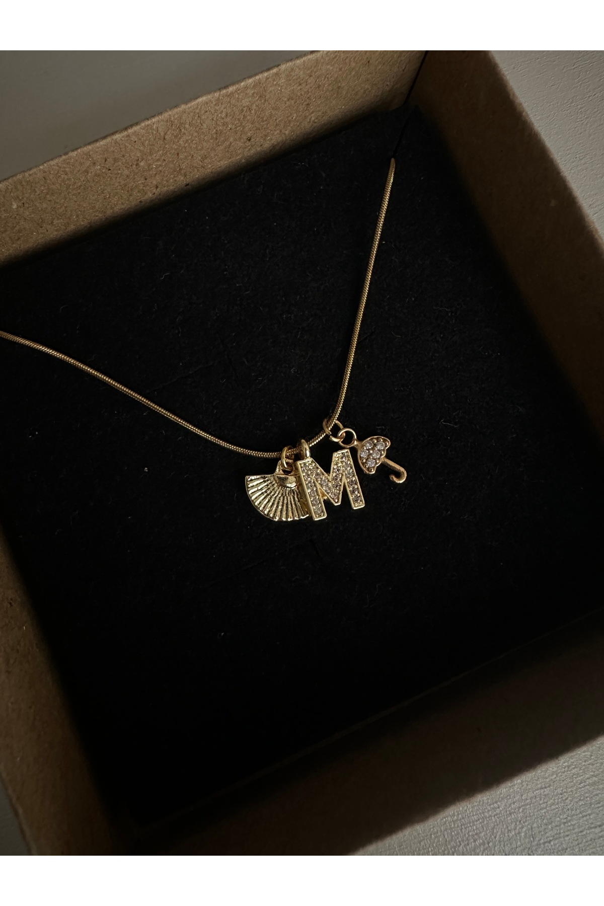 Yelpaze Figürlü Taşlı Şemsiye ve Harf Charm Çelik Gold Kadın Kolye – Sevgililer Günü Özel - Detay Görseli 1