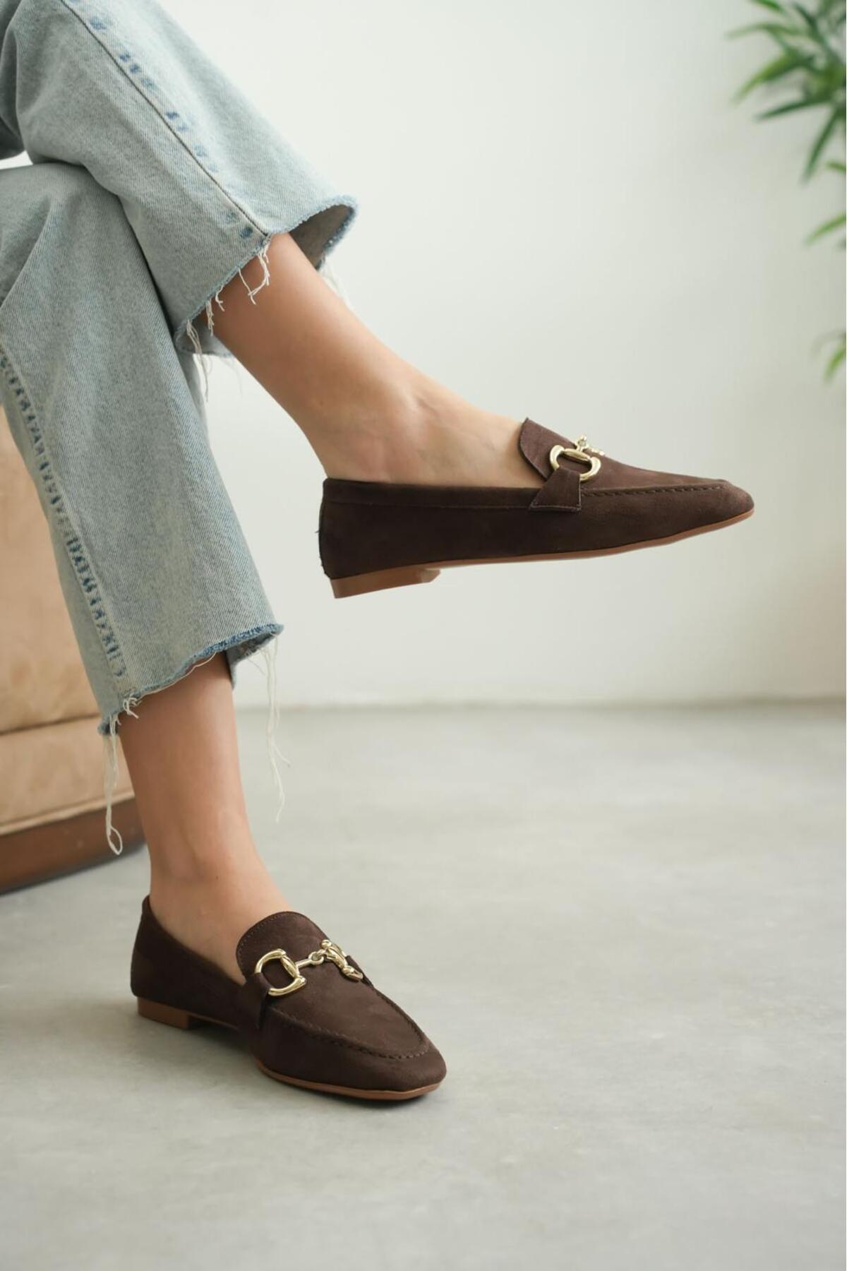 GNY AYAKKABI  Bahar Sezonu Kadın Kahverengi Süet Loafer Babet - Gold Aksesuar Detaylı Şık ve Rahat Günlük Ayakkabı - Görsel 4