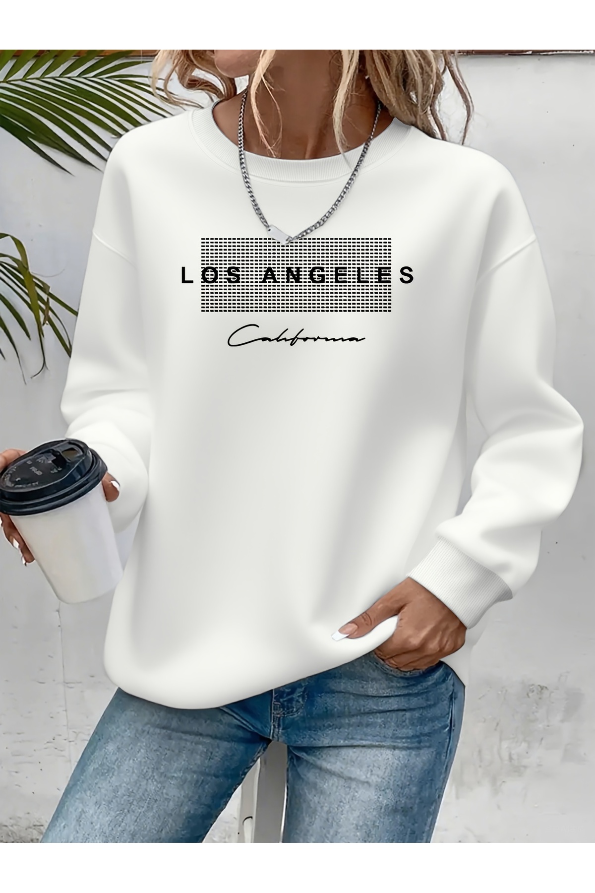 Deocept Bela ženska majica sa širokim izrezom i udobnim krojem, sa šarenim pr...