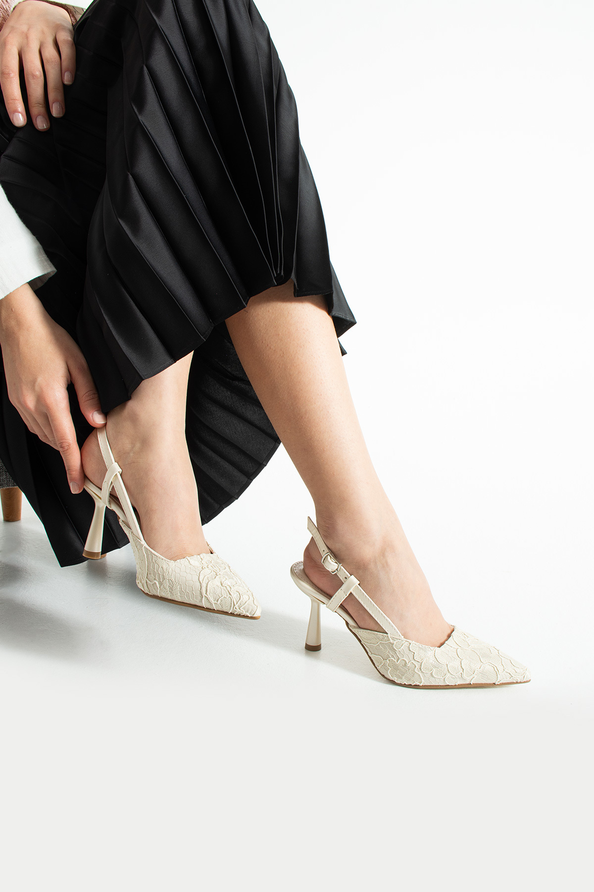 Lebibe Shoes LISA Kadın Ekru Sivri Burun 7 cm Topuklu Çiçek Dantel Desenli Rugan Slingback Ayakkabı görsel 4