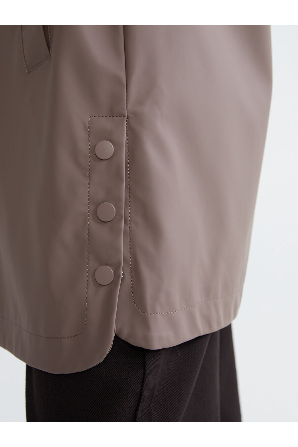 LC Waikiki  Kahverengi Kapüşonlu Kadın Yağmurluk - Görsel 3