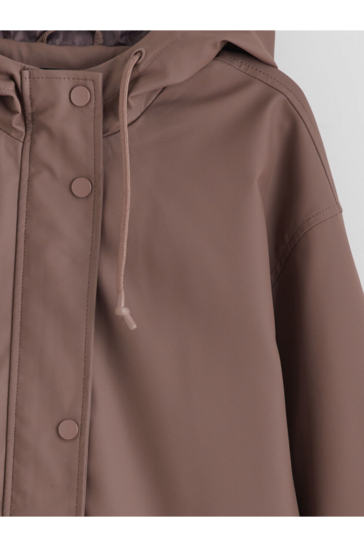 LC Waikiki  Kahverengi Kapüşonlu Kadın Yağmurluk - Görsel 6