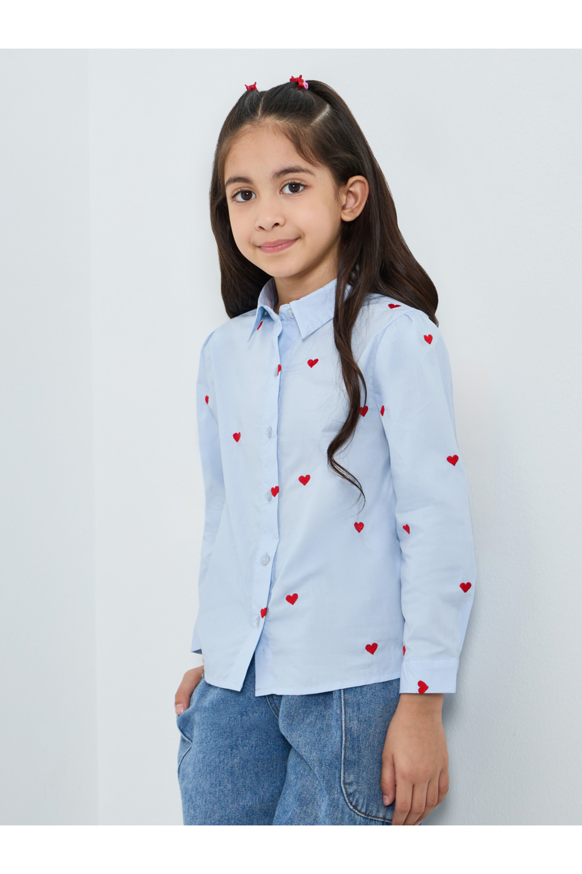 قميص قطني مطرز بقلب أزرق للبنات