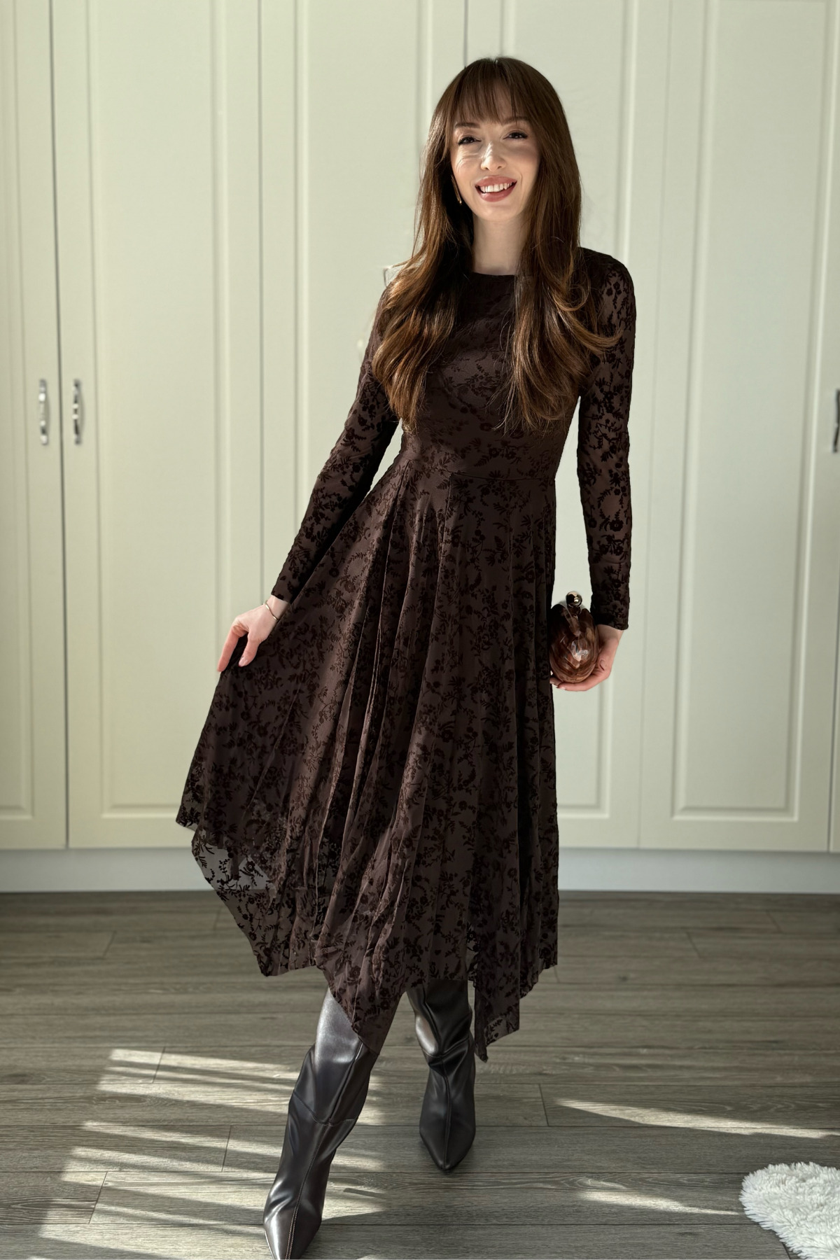 Dilay Gökoğlu Butik  Kadife Çiçek İşlemeli Asimetrik Kahverengi Midi Kahverengi Elbise - Görsel 7