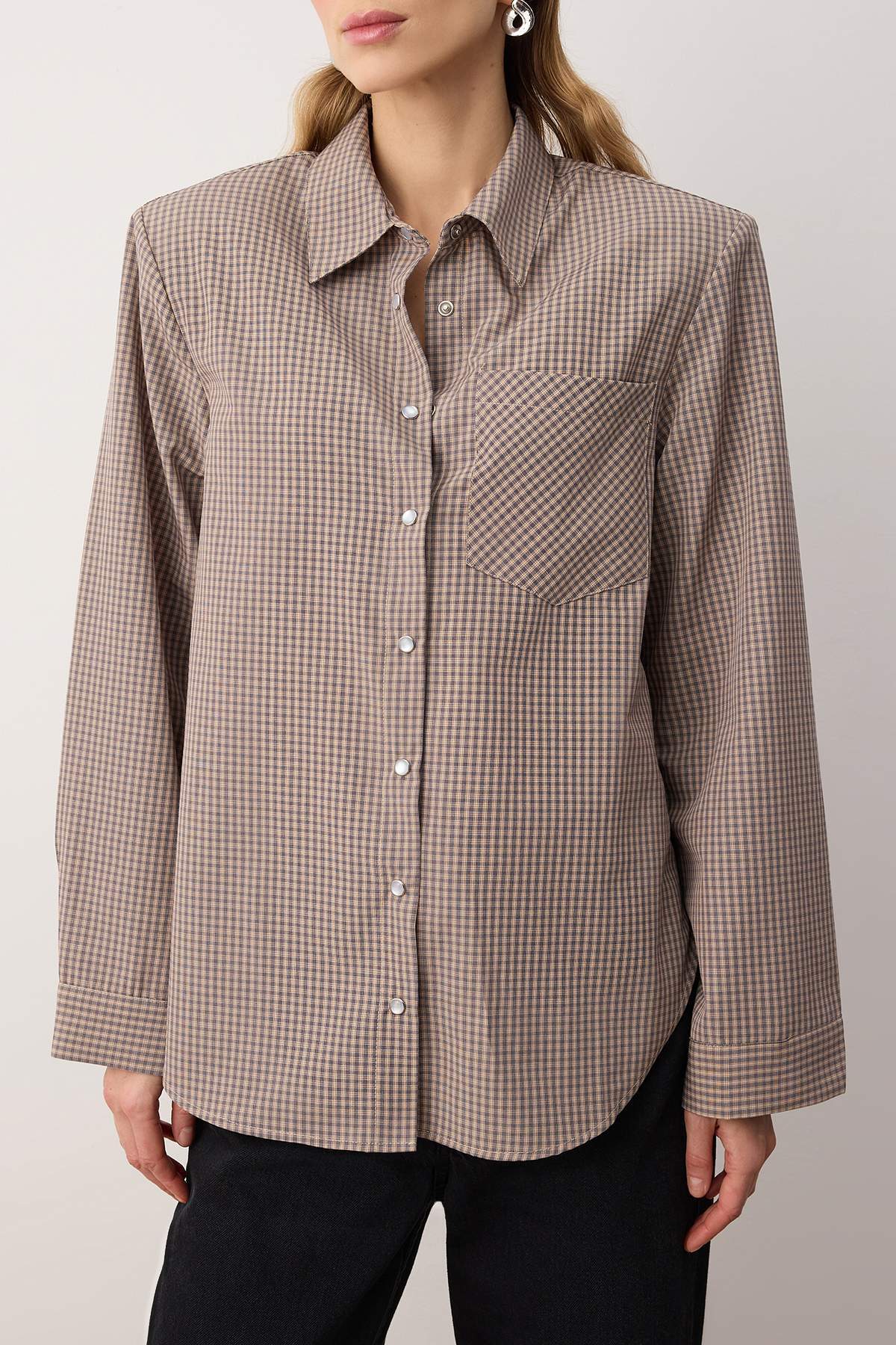 Trendyolmilla  Bej-Çok Renkli Kareli Vatkalı Geniş Manşetli Oversize Gömlek TWOAW26GO00127 - Görsel 3