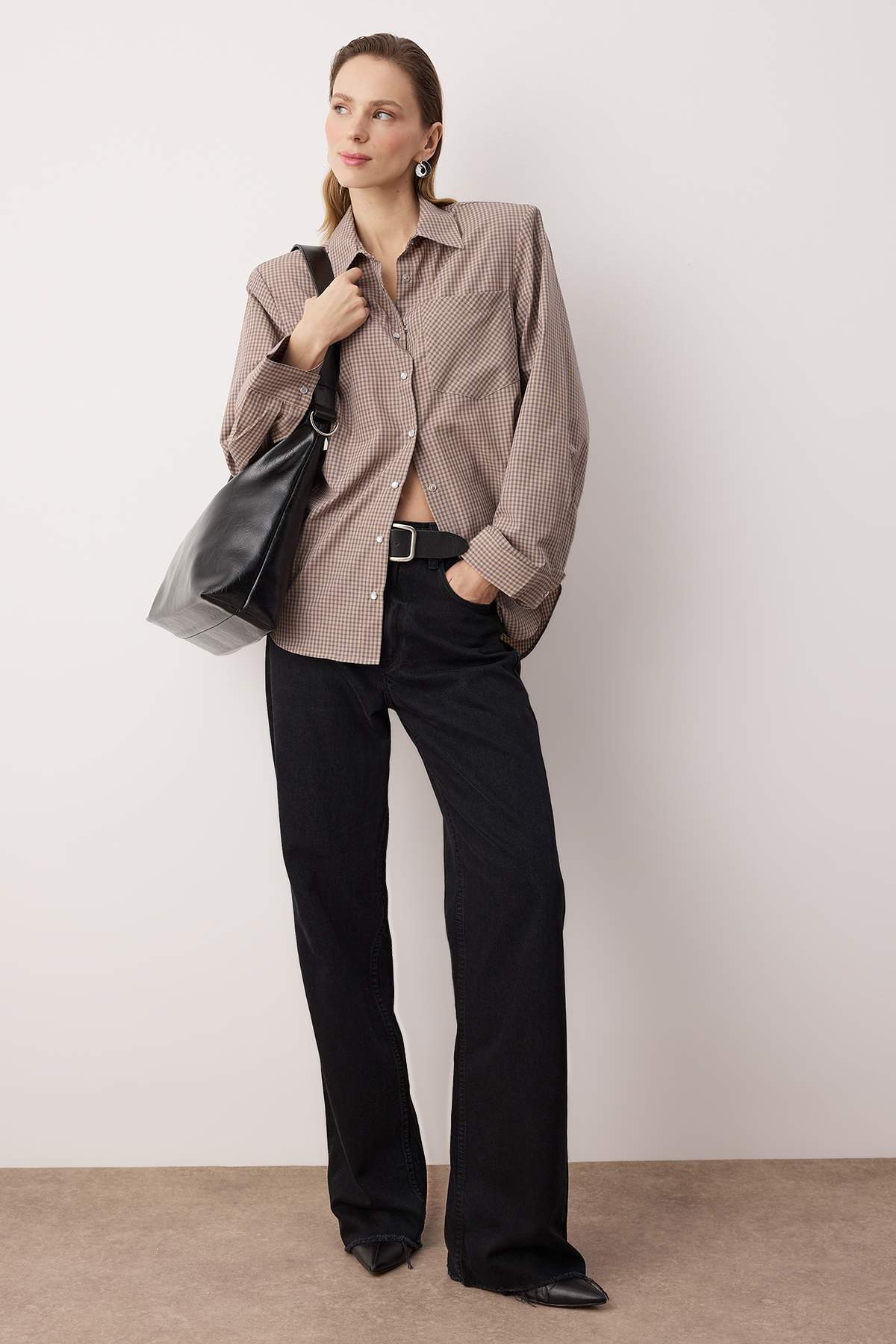 Trendyolmilla  Bej-Çok Renkli Kareli Vatkalı Geniş Manşetli Oversize Gömlek TWOAW26GO00127 - Görsel 2