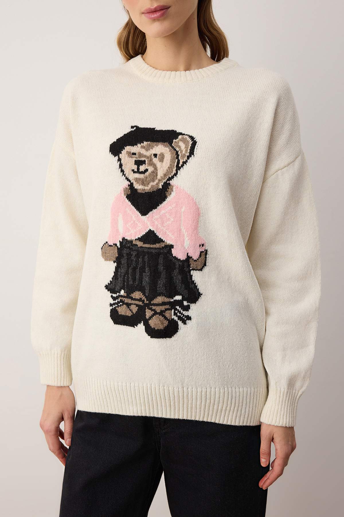 Trendyolmilla  Ekru Geniş Kalıp Bisiklet Yakalı Ayıcıklı Triko Kazak TWOAW26KZ00297 - Görsel 3