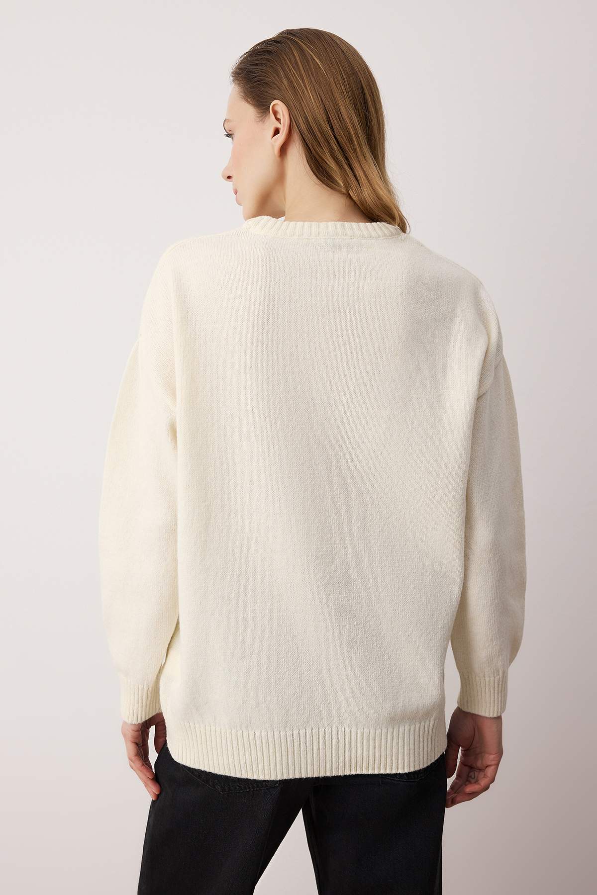 Trendyolmilla  Ekru Geniş Kalıp Bisiklet Yakalı Ayıcıklı Triko Kazak TWOAW26KZ00297 - Görsel 4