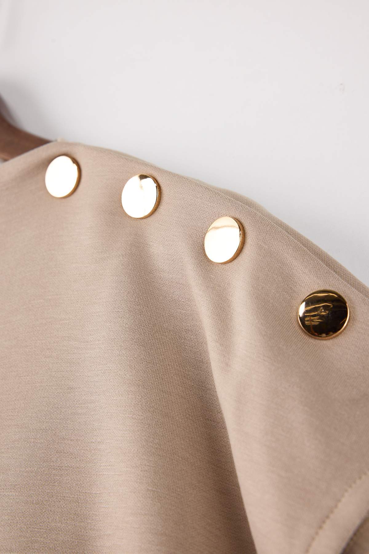 Trendyolmilla  Taş Regular/Normal Kalıp Dik Yaka Aksesuar Detaylı Crop Soft Touch Örme Bluz TWOSS26BZ00021 - Görsel 6