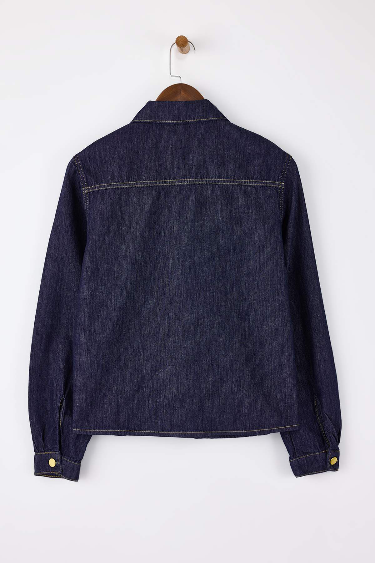 Trendyolmilla  Koyu Mavi Düğme Detaylı Basic 100% Pamuk Denim Gömlek TWOSS26GO00004 - Görsel 6