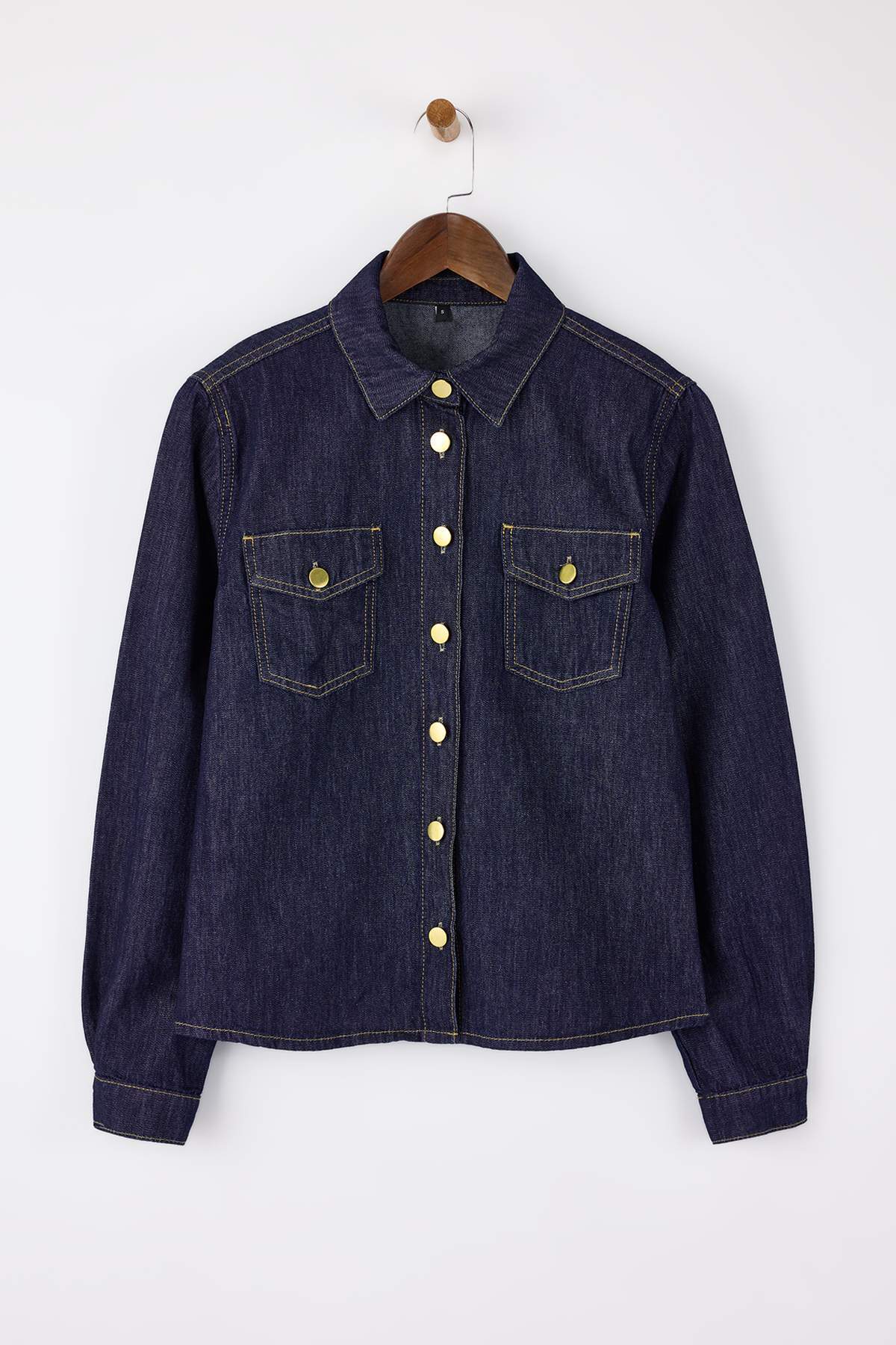 Trendyol Collection Dunkelblaues Basic-Denimhemd aus 100 % Baumwolle mit Knop...