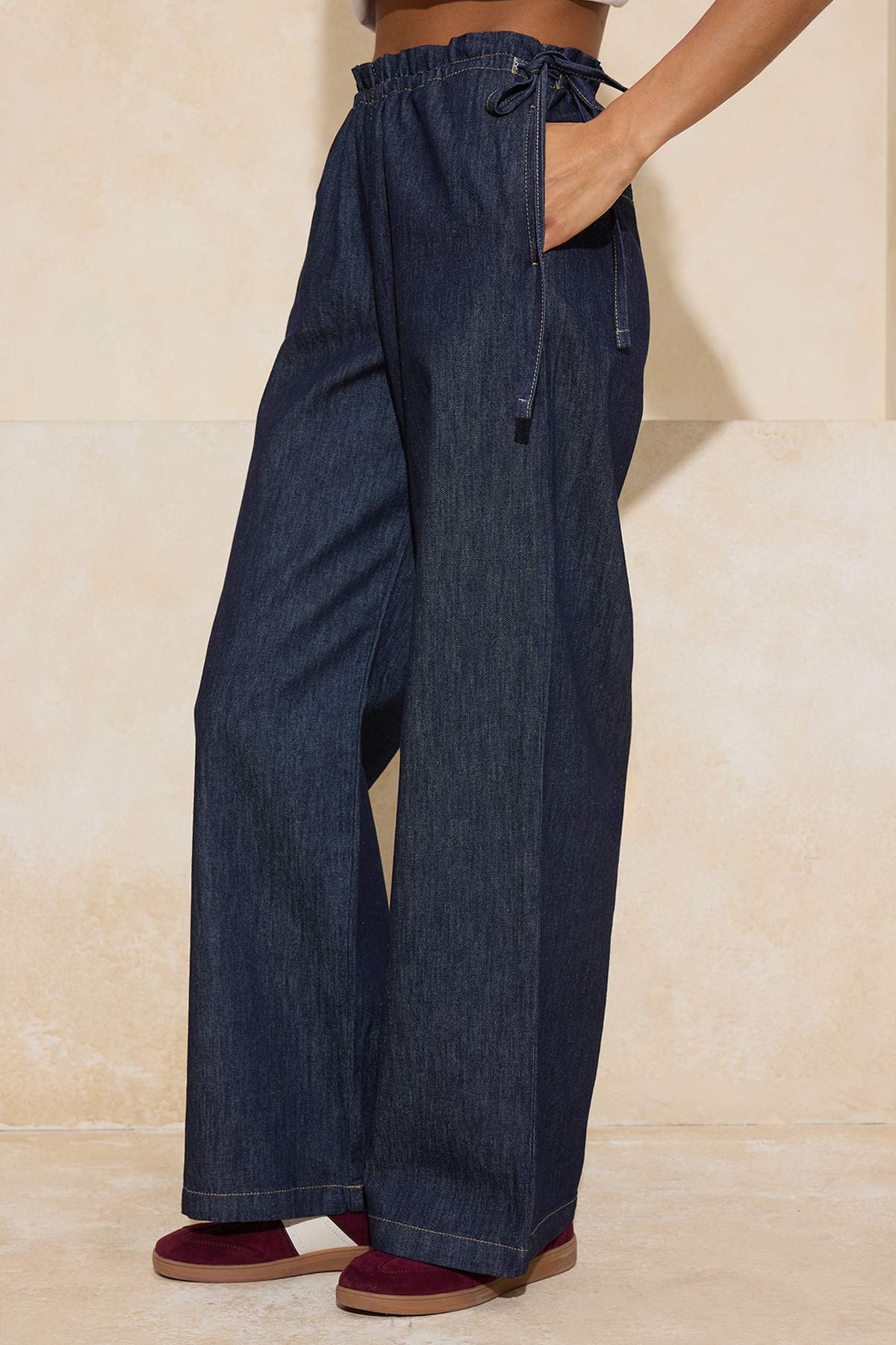 Trendyolmilla  Koyu Mavi DÖKÜMLÜ Bel Detaylı Yüksek Bel %100 Pamuk Wide Leg Jeans TWOSS26JE00060 - Görsel 3