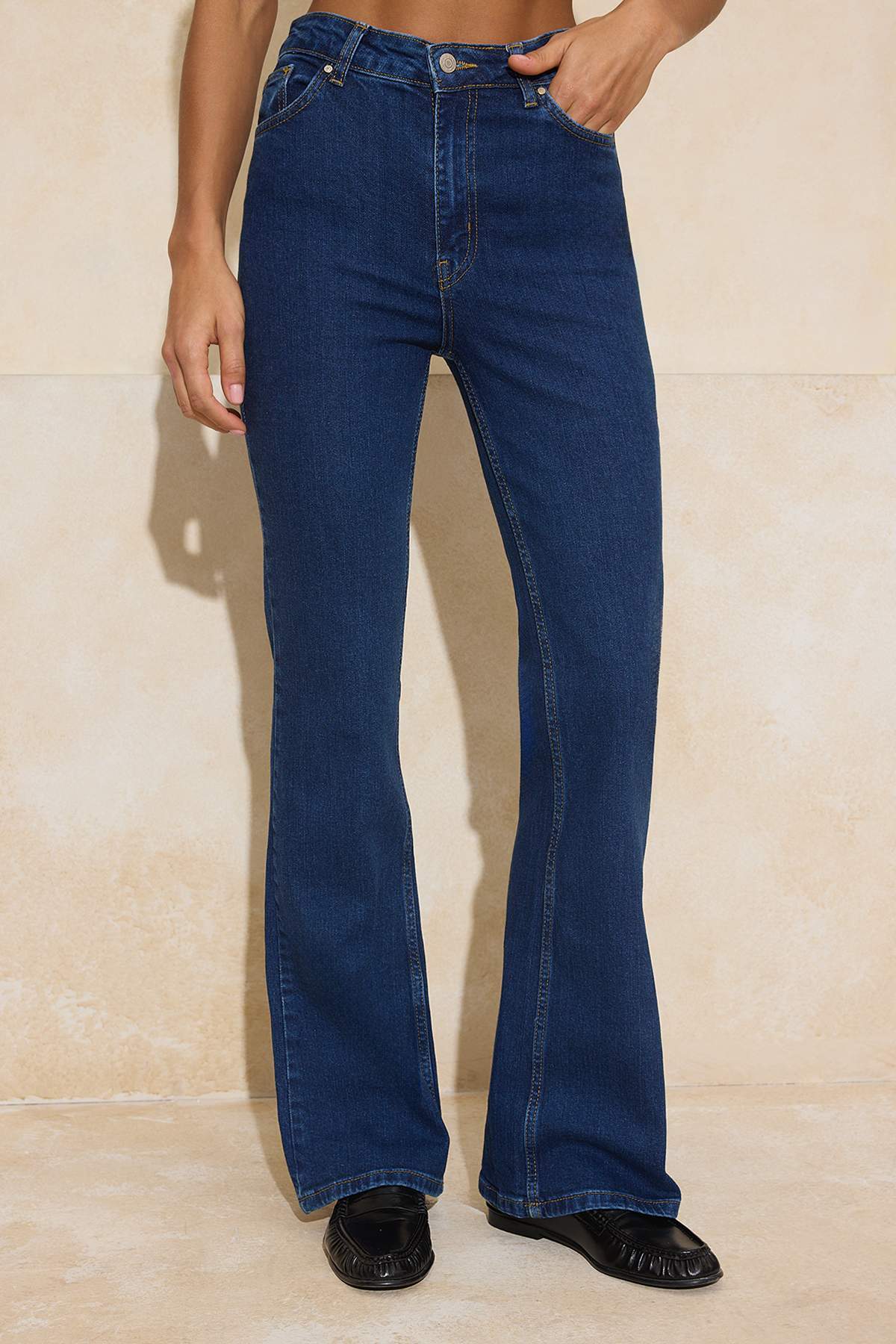 Trendyolmilla  Koyu Mavi Yüksek Bel Az Esnek İspanyol Paça Flare Jeans TWOSS23JE00064 - Görsel 3