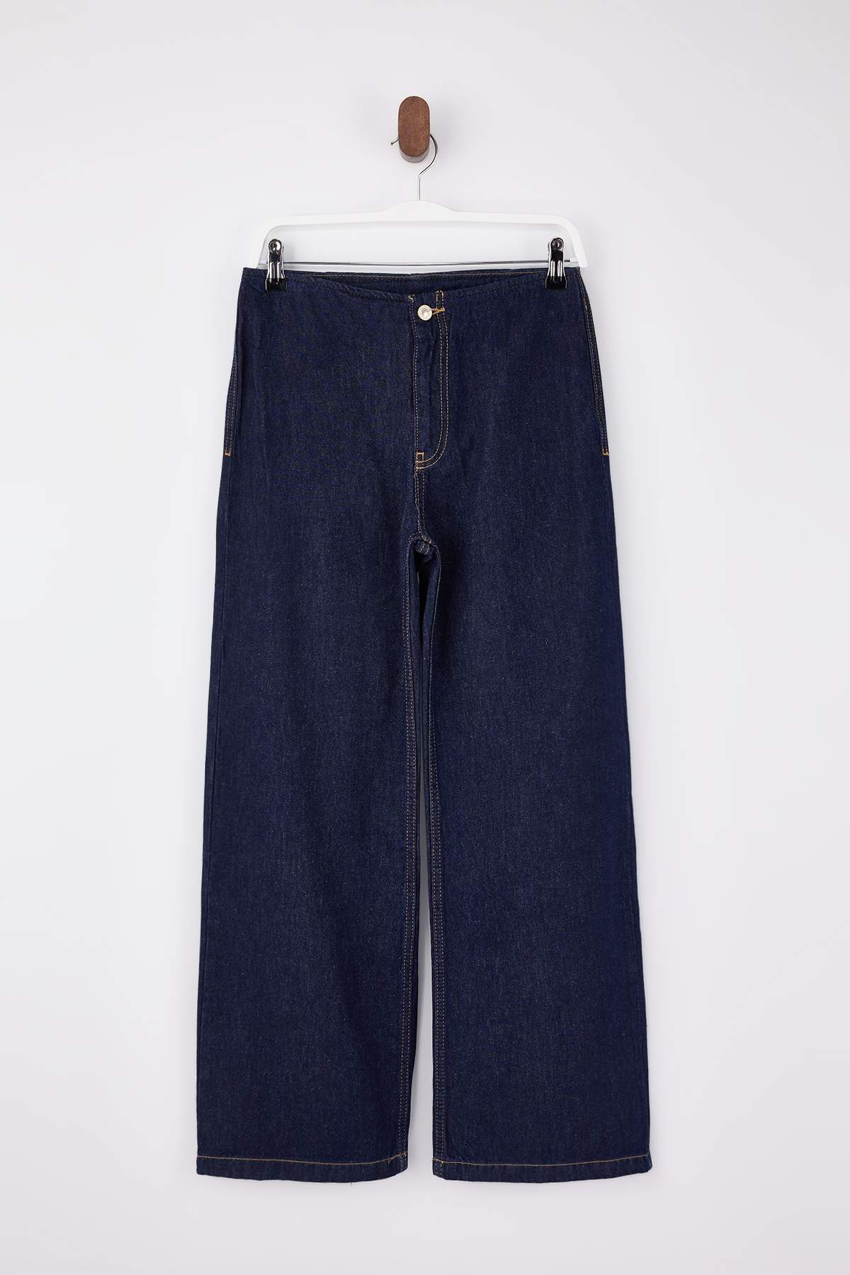 Trendyolmilla  Koyu Mavi DÖKÜMLÜ Kemer Detaylı Normal Bel %100 Pamuk Wide Leg Jeans TWOSS26JE00020 - Görsel 5