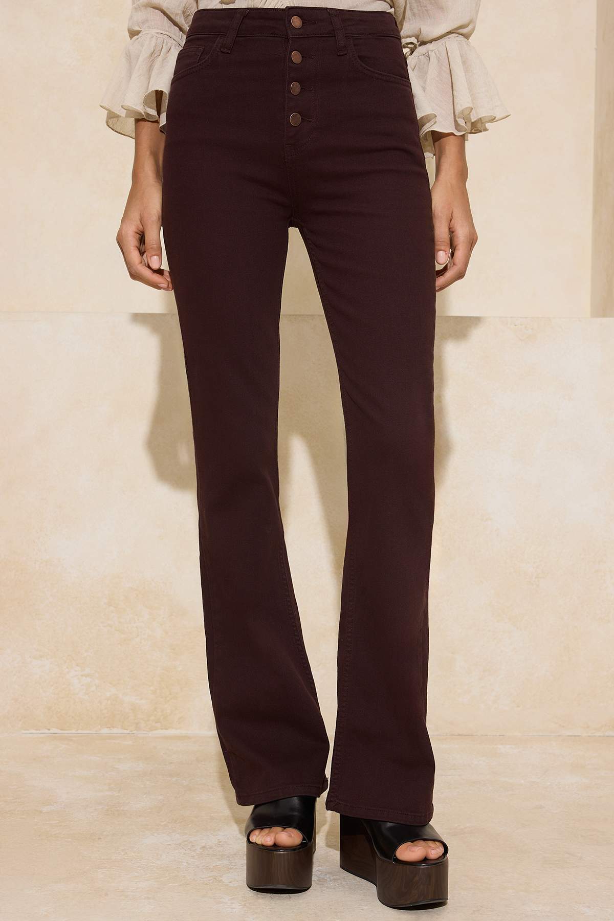 Trendyolmilla  Kahverengi Düğme Detaylı Yüksek Bel Orta Esnek Flare İspanyol Paça Jeans TWOSS26JE00038 - Görsel 3