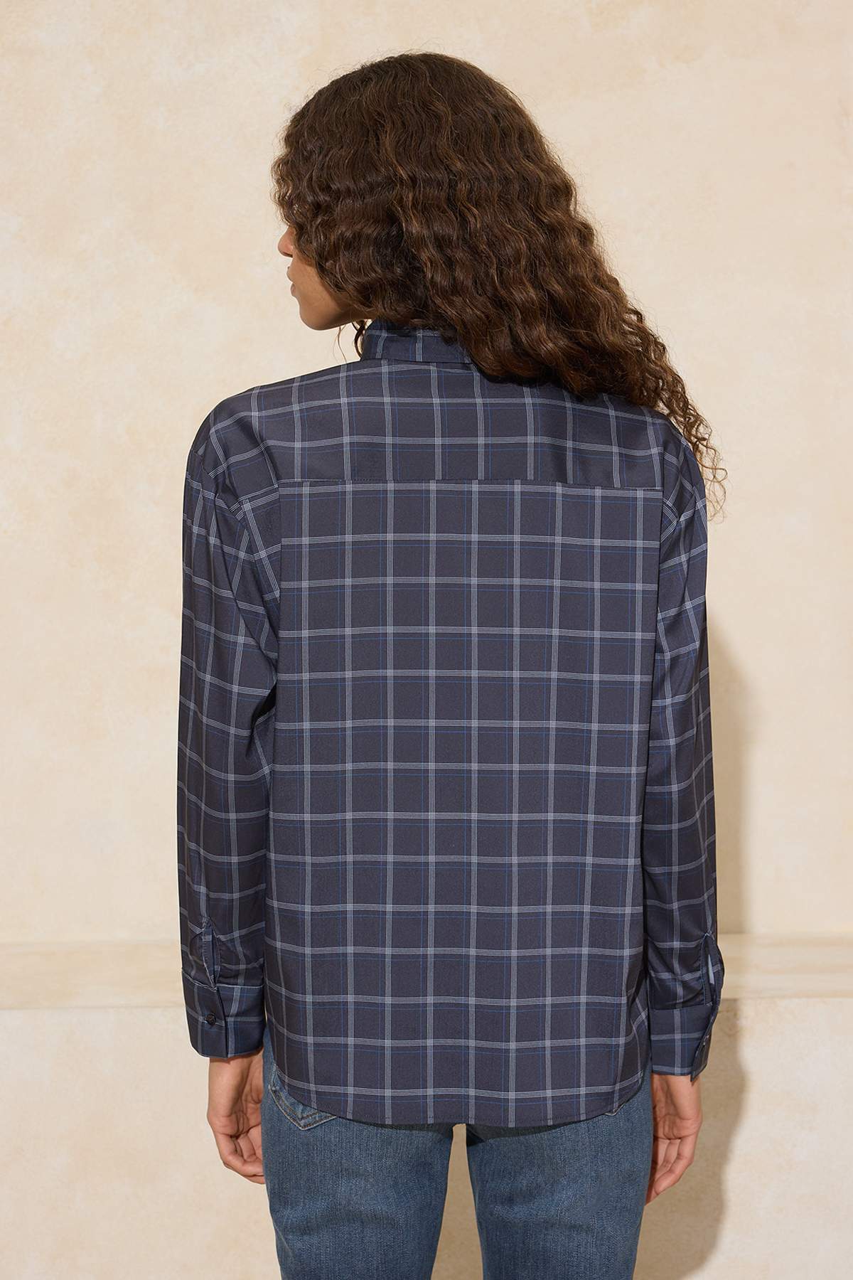 Trendyolmilla  Mavi-Çok Renkli Ekose Fular Detaylı Oversize/Geniş Kalıp Gömlek TWOSS26GO00009 - Görsel 4