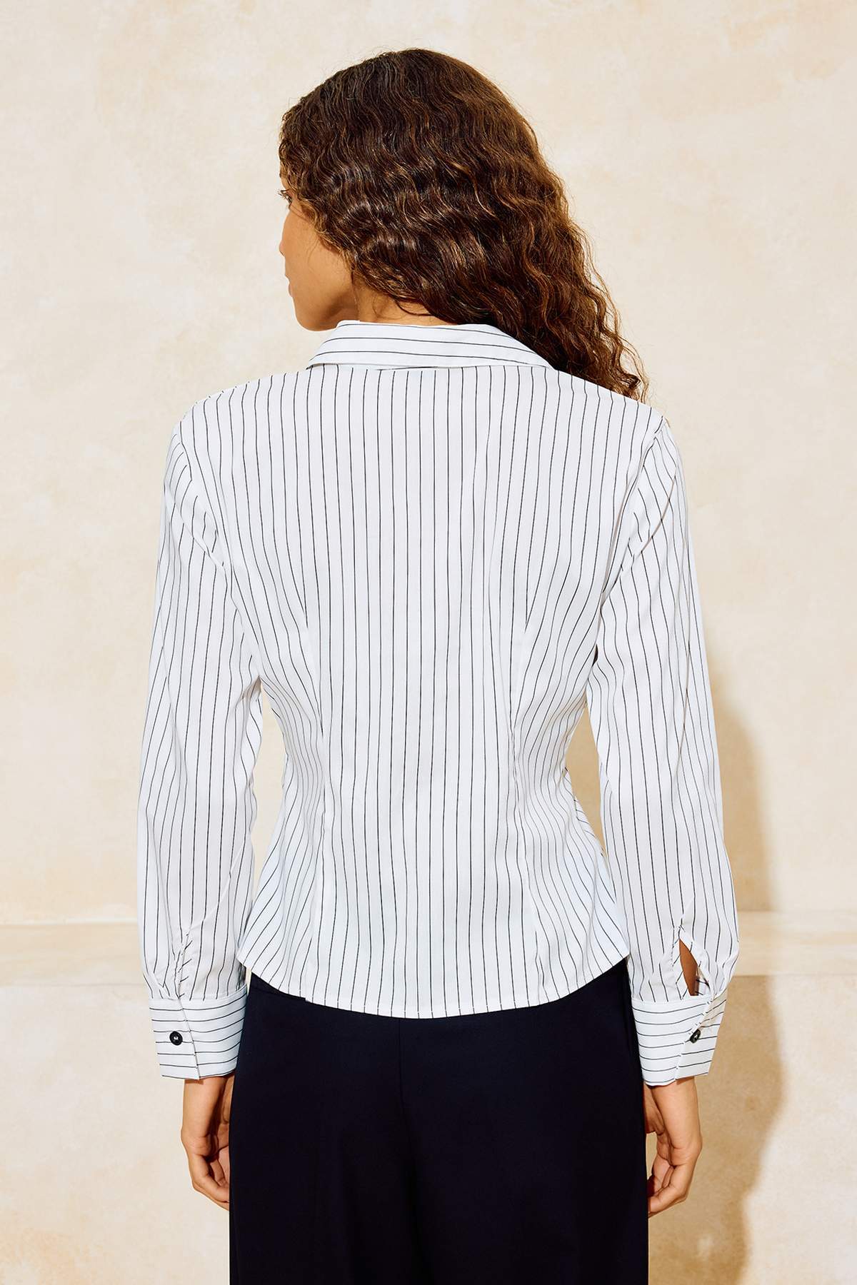 Trendyolmilla  Beyaz Çizgili Bele Oturan Düğme Detaylı Gömlek TWOSS26GO00034 - Görsel 4