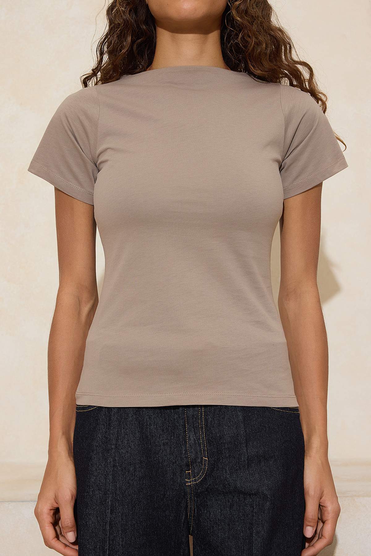 Trendyolmilla  Vizon Relaxed/Rahat Kalıp Kayık Yaka Kısa Kollu %100 Pamuk Örme T-Shirt TWOSS26TS00004 - Görsel 4