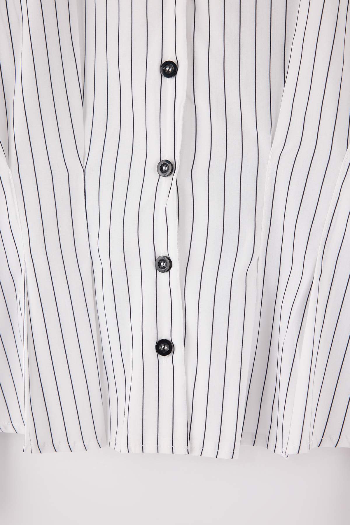 Trendyolmilla  Beyaz Çizgili Bele Oturan Düğme Detaylı Gömlek TWOSS26GO00034 - Görsel 6