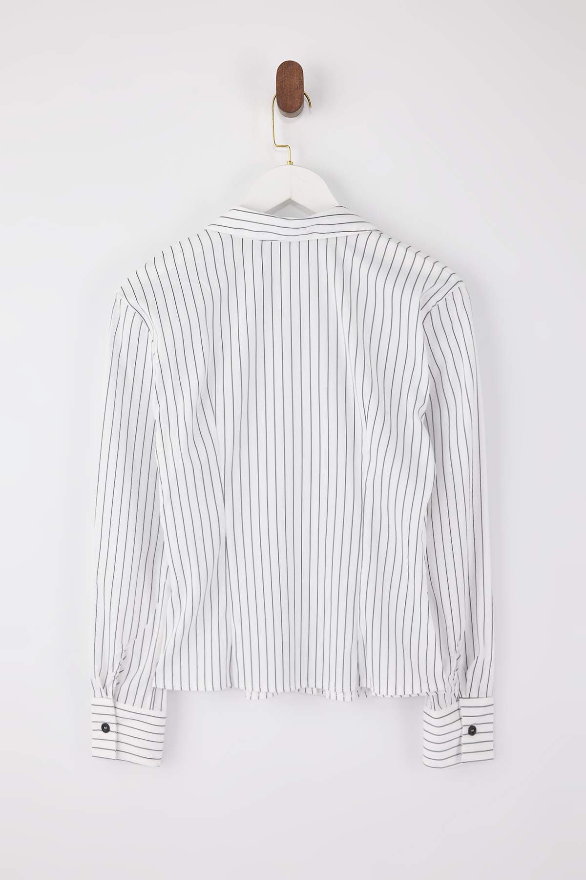 Trendyolmilla  Beyaz Çizgili Bele Oturan Düğme Detaylı Gömlek TWOSS26GO00034 - Görsel 7