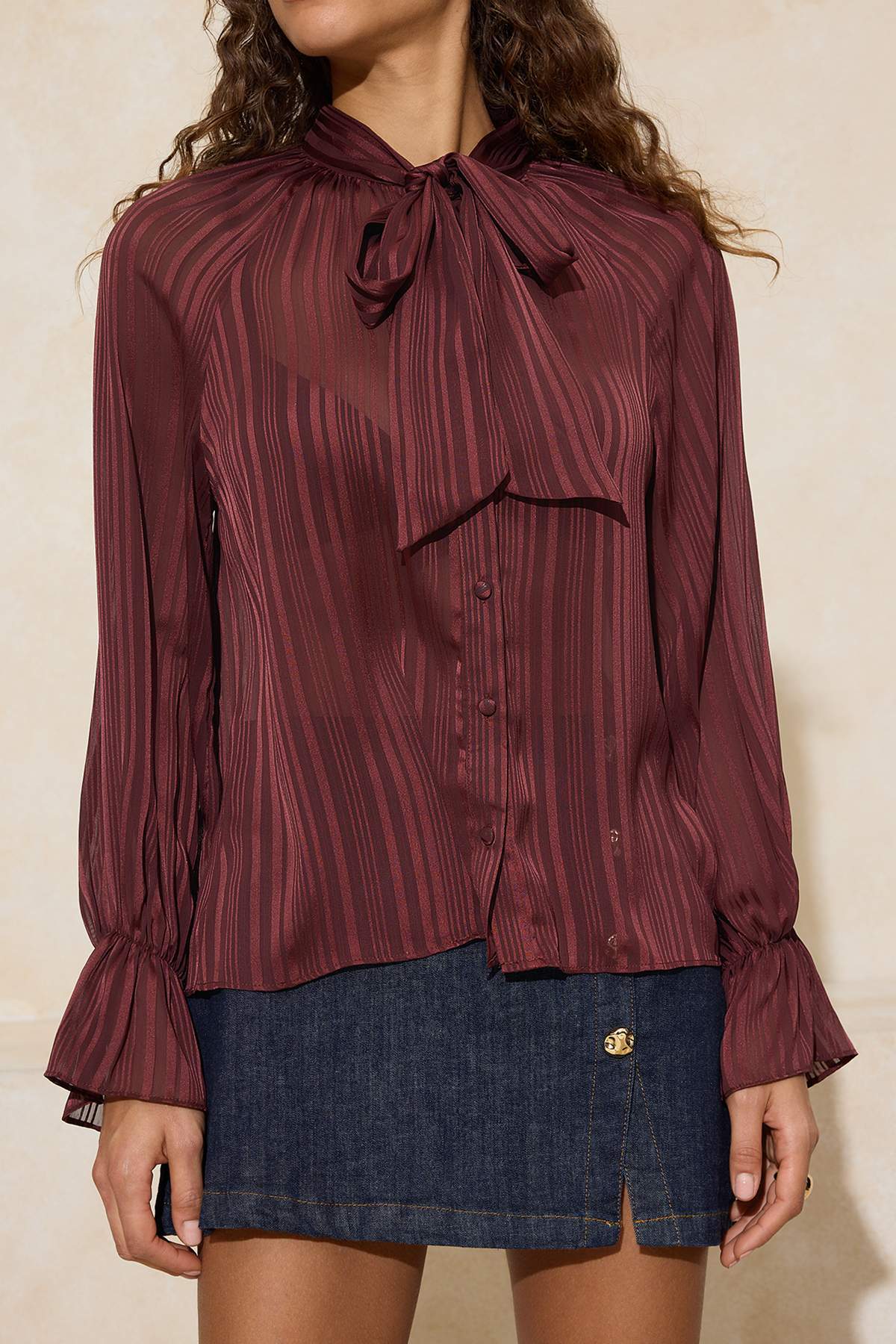 Trendyolmilla  Koyu Bordo Fular Detaylı Gömlek TWOSS26GO00020 - Görsel 3