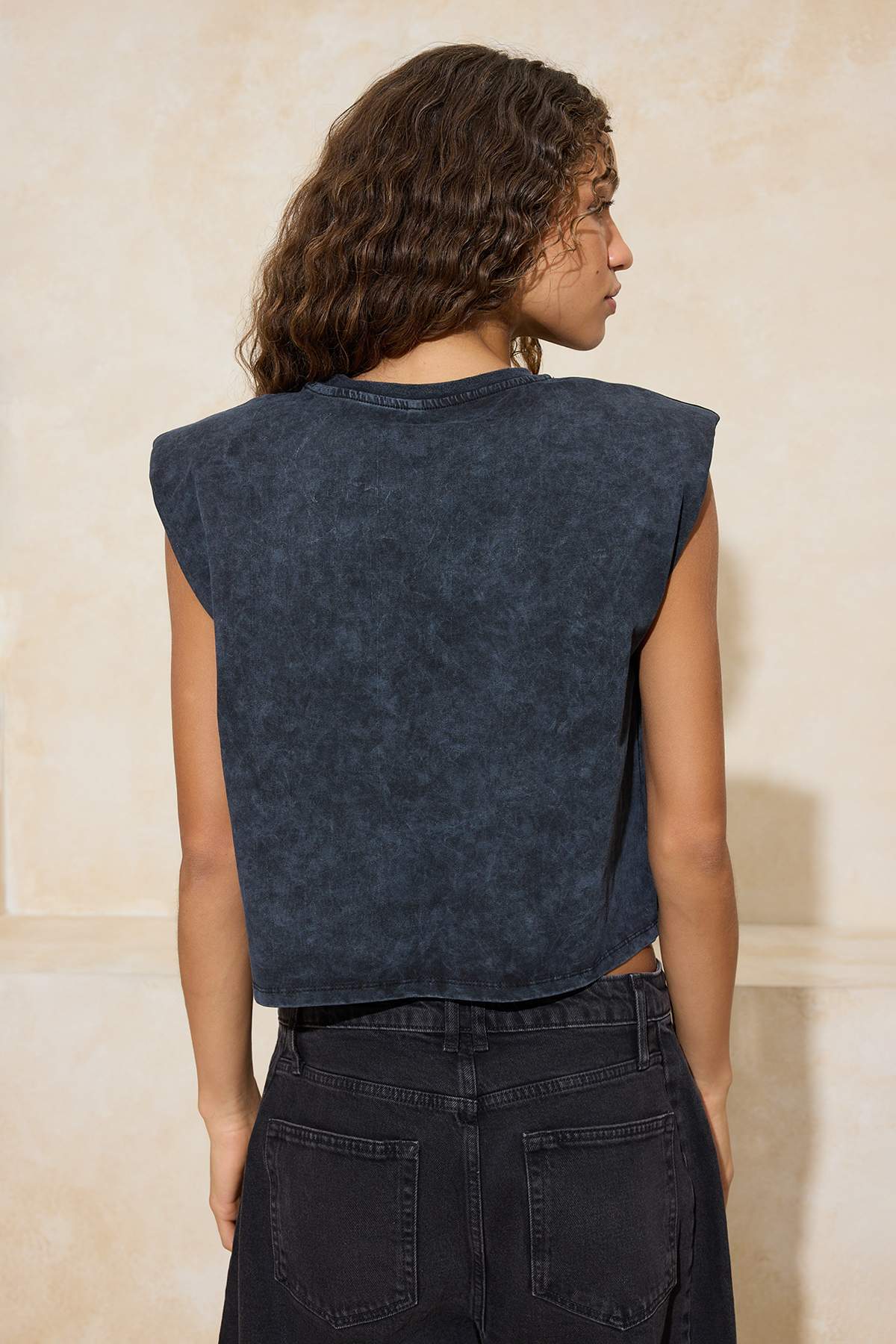 Trendyolmilla  Antrasit Relaxed/Rahat Kalıp Düşük Kol Kolsuz Vatkalı Tok %100 Pamuk Örme T-Shirt TWOSS26TS00008 - Görsel 4