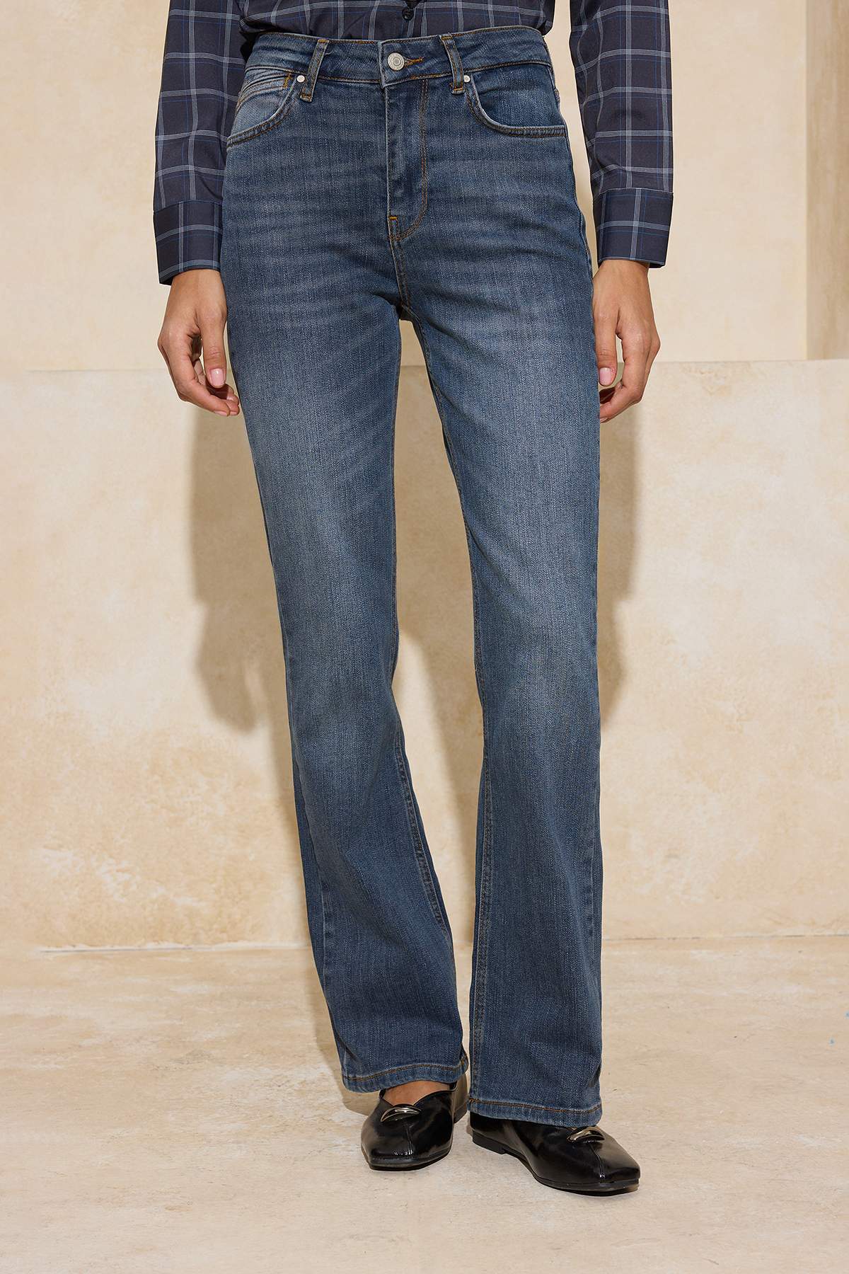 Trendyolmilla  Mavi Normal Bel Az Esnek Flare İspanyol Paça Jeans TWOSS26JE00010