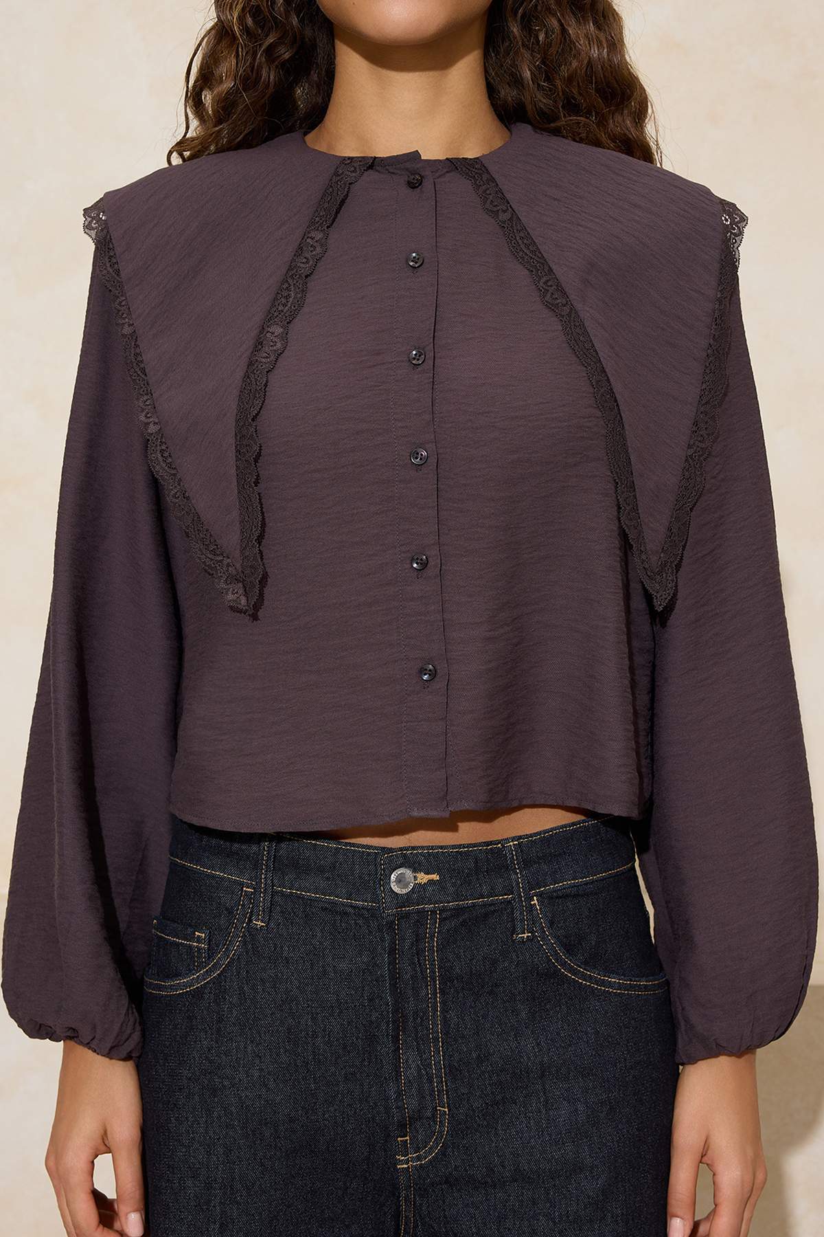 Trendyolmilla  Koyu Kahverengi Bebe Yaka Dantel Garnili Yumuşak Tuşeli Gömlek TWOSS26GO00012 - Görsel 3