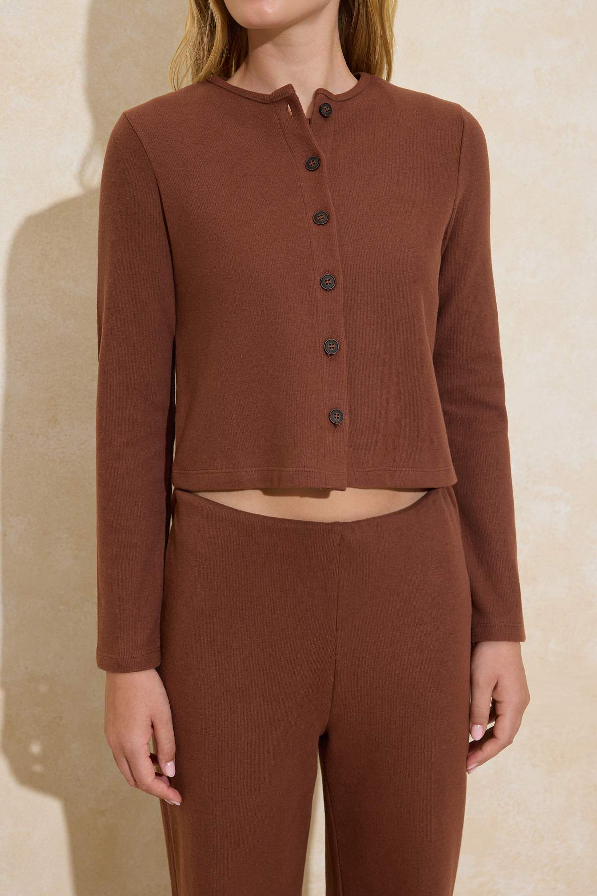 Trendyolmilla  Açık Kahverengi 3'Lü Selanik/Triko Görünümlü Düğmeli Esnek Örme Alt - Üst Takım TWOAW26AU00052 - Görsel 4