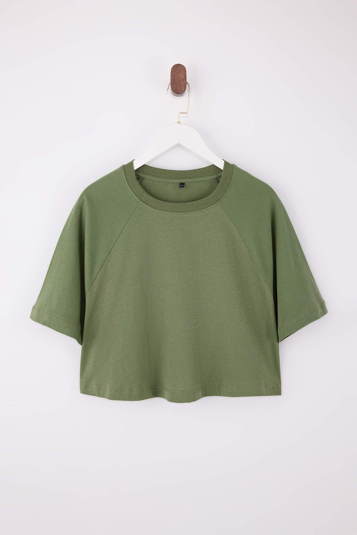 Trendyolmilla  Wardrobe Essentials-Haki Boxy/Rahat Kalıp Kısa Kollu Crop %100 Pamuk Örme T-Shirt TWOSS26TS00006 - Görsel 5