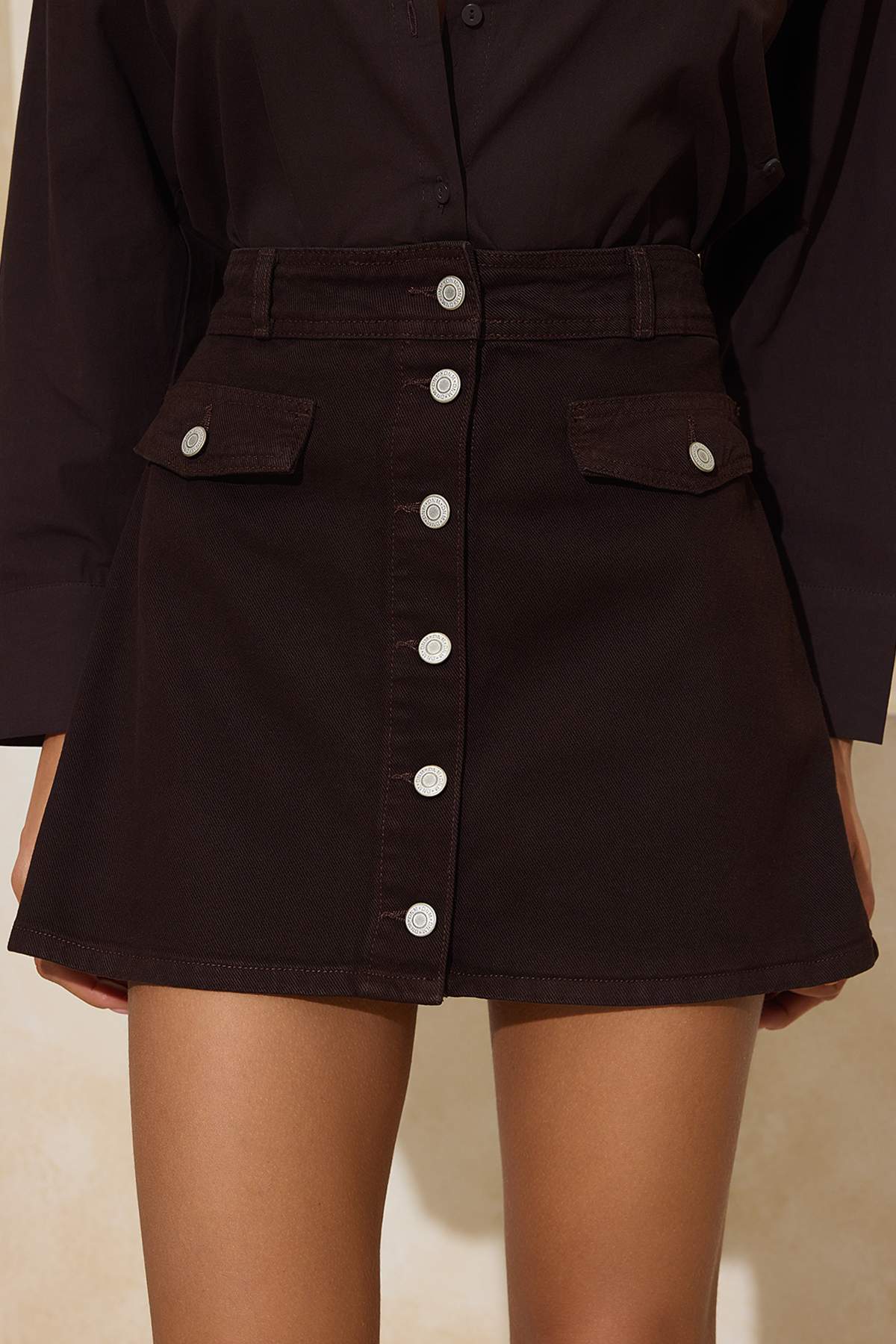 Trendyolmilla  Kahverengi Düğme Detaylı Mini %100 Pamuk Denim Etek TWOSS26ET00007 - Görsel 3