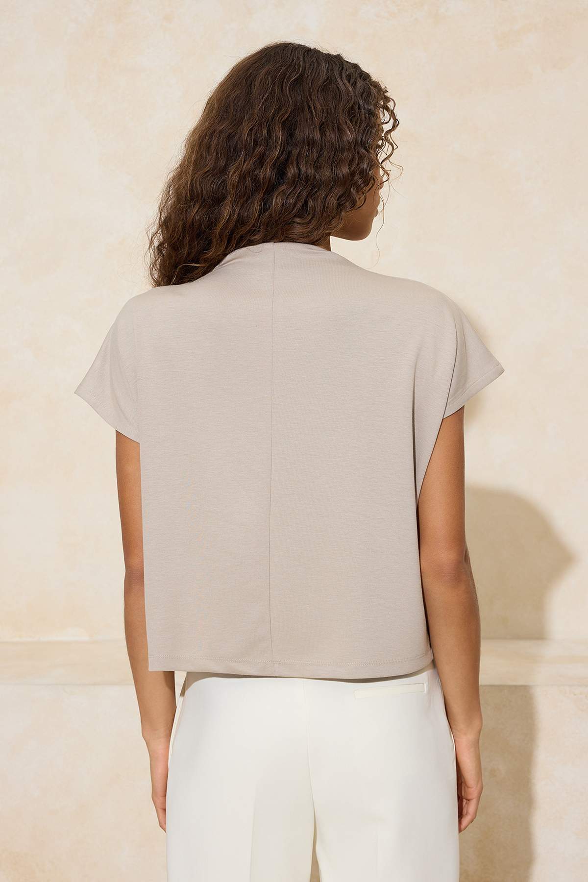 Trendyolmilla  Taş Regular/Normal Kalıp Dik Yaka Aksesuar Detaylı Crop Soft Touch Örme Bluz TWOSS26BZ00021 - Görsel 4