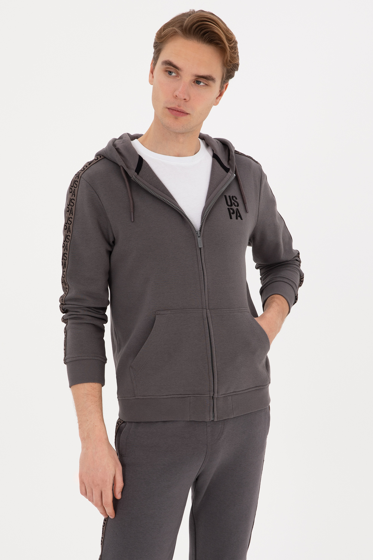 یو اس پولو ژاکت بافتنی مردانه راه راه زیپ دار معمولی، رنگ خاکستری، کد ۵۰۳۱۵۸۰۸-VR۰۲۴