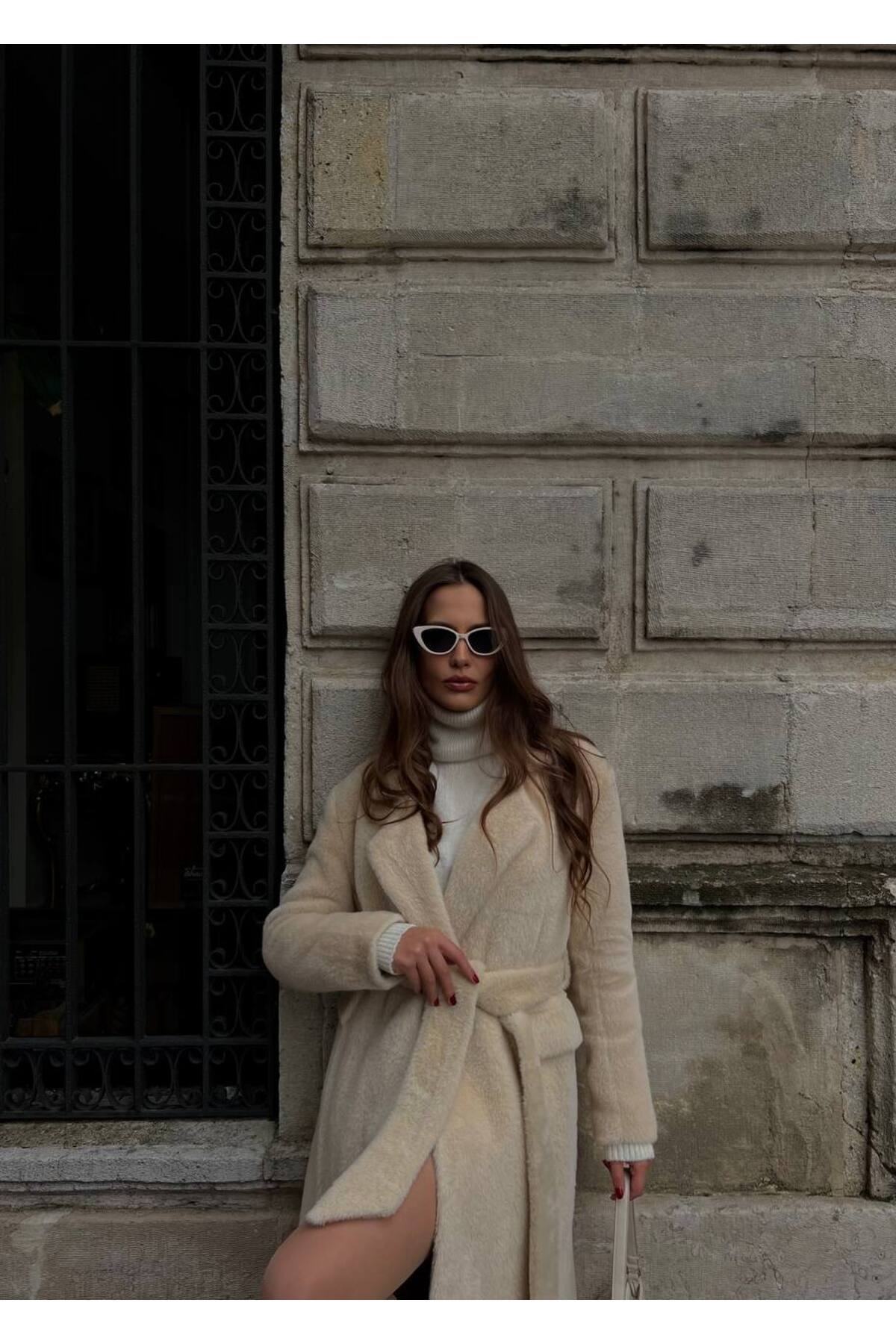 manana fashion Alpaka Kumaş %78 Yün Bej Uzun Kuşaklı Kaban görsel 4