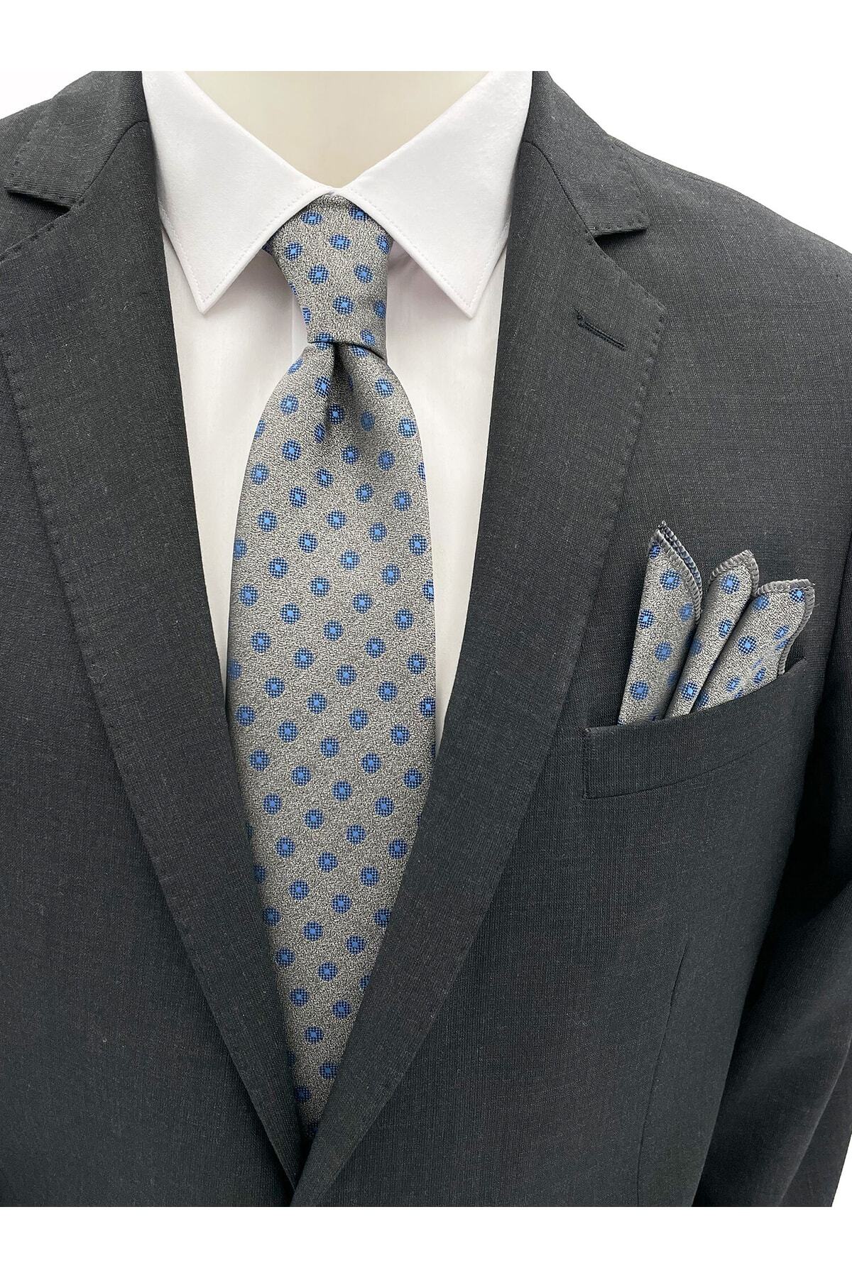  ست کراوات و دستمال جیبی طرح‌دار خاکستری و آبی ۸ سانتی‌متری
