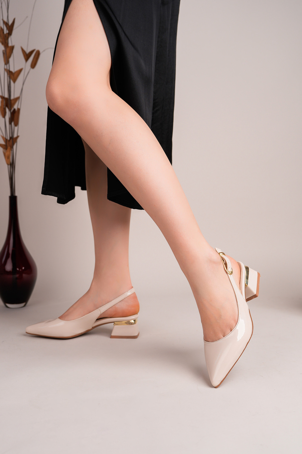 ALFHA  Kadın Bej Rugan Bantlı Yeni Sezon Kısa Topuklu Ayakkabı Golden Tokalı - Görsel 8