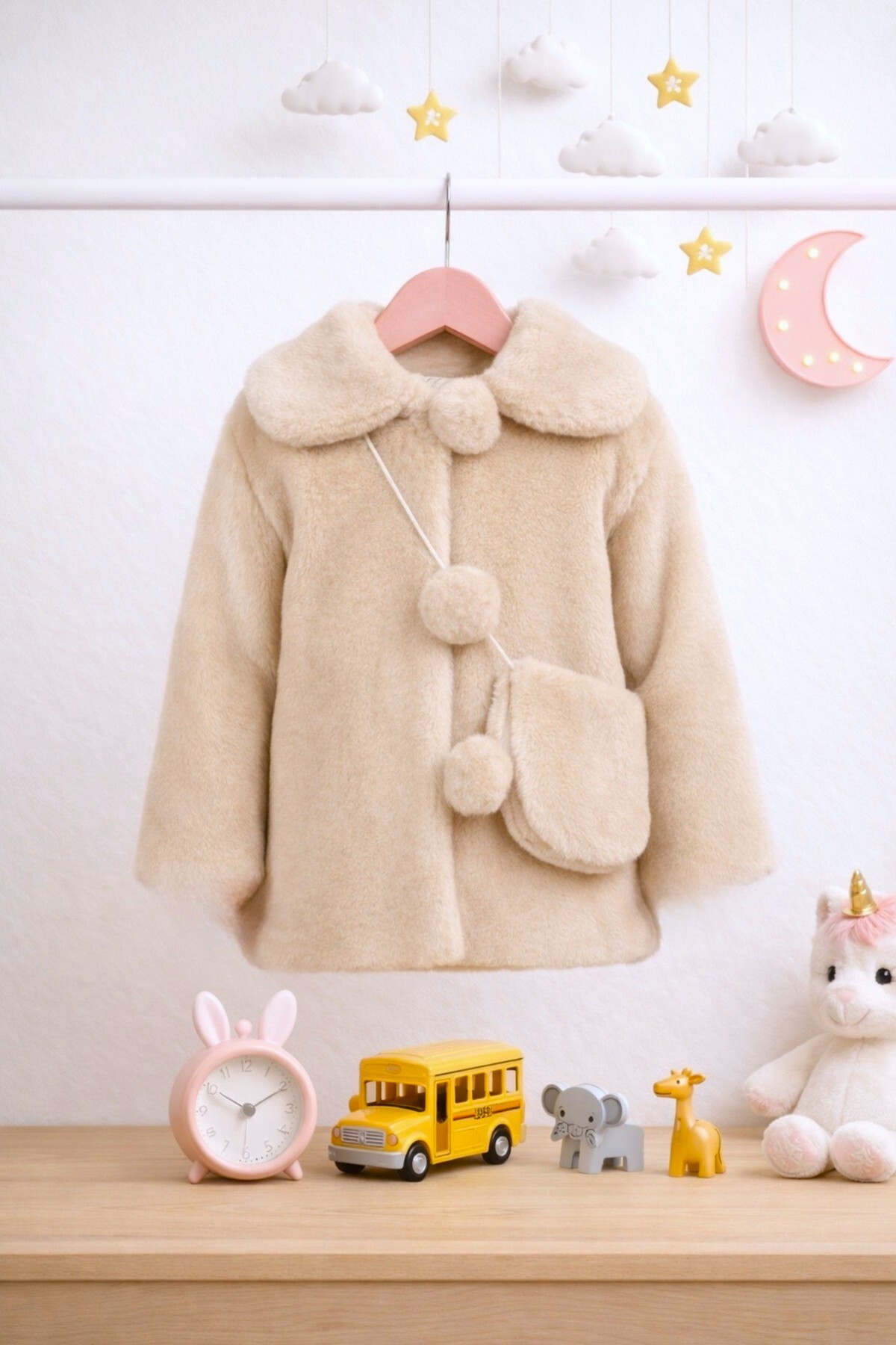 DeKuBaby Yeni Sezon Ponponlu - Çanta Aksesuarlı Kız Çocuk Peluş Mont fotoğrafı 2 (önizleme)