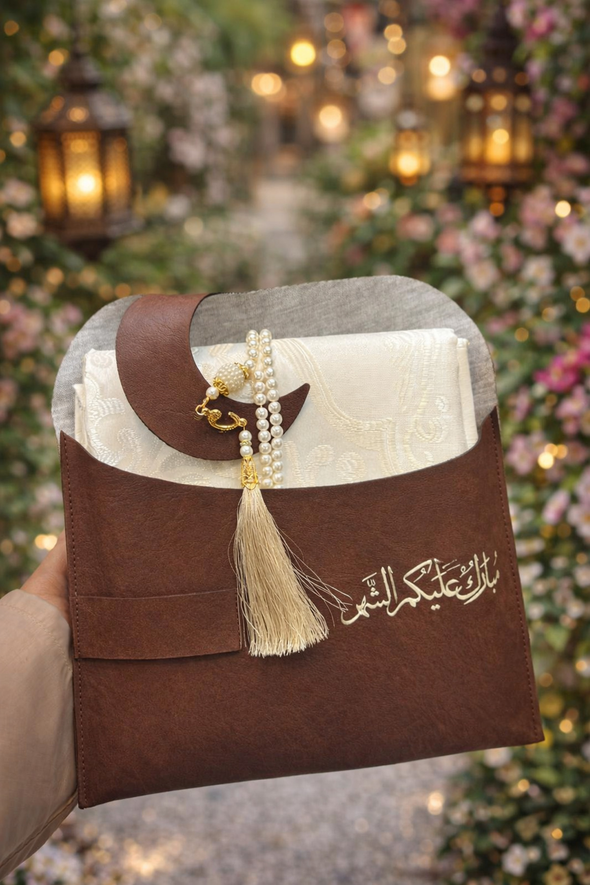 GIFT جيب جلد بعبارة مبارك عليكم الشهر مع سجادة وسبحة ( 1حبة )